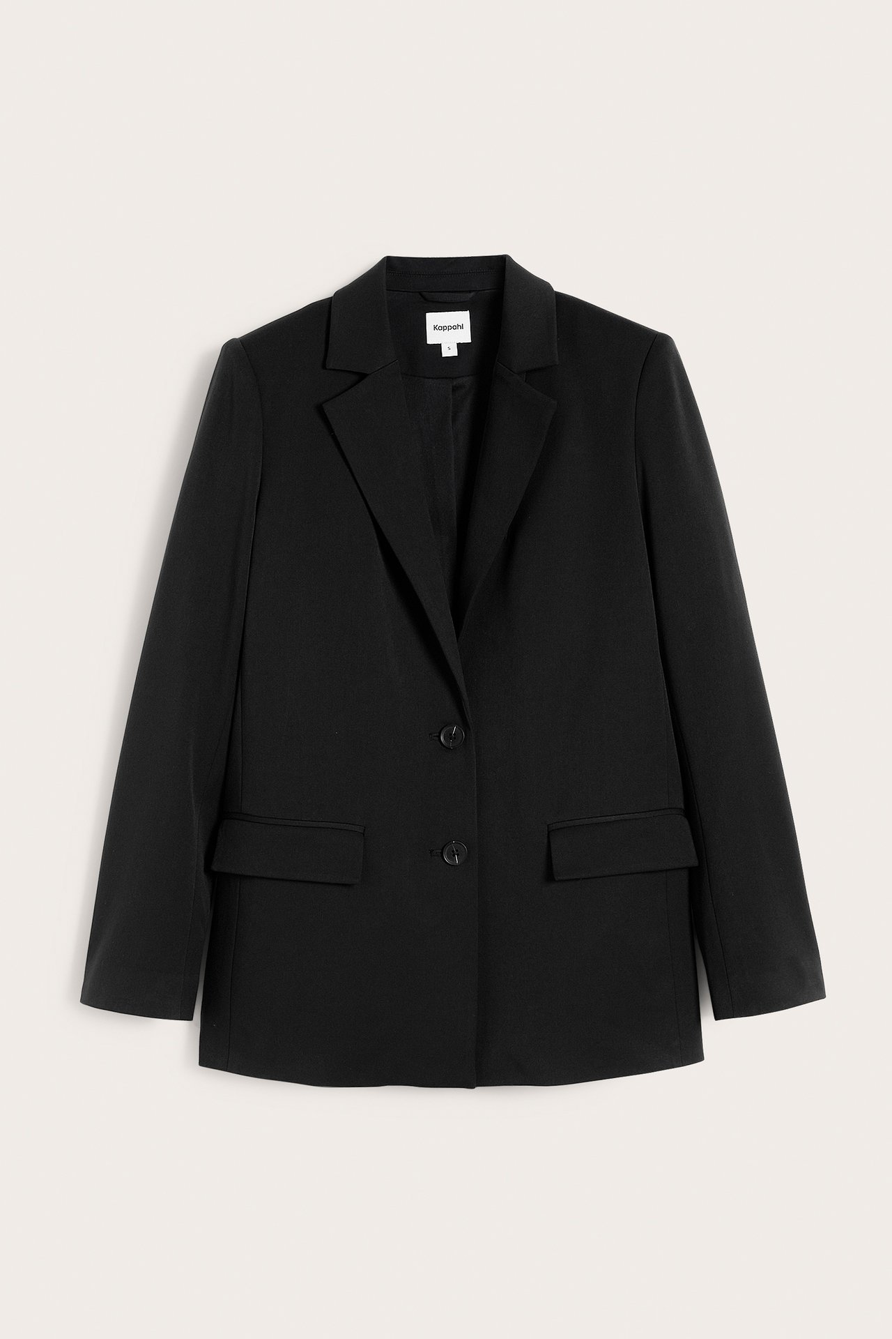 Framsida av en svart kavaj med två knappar och två fickor med lock.