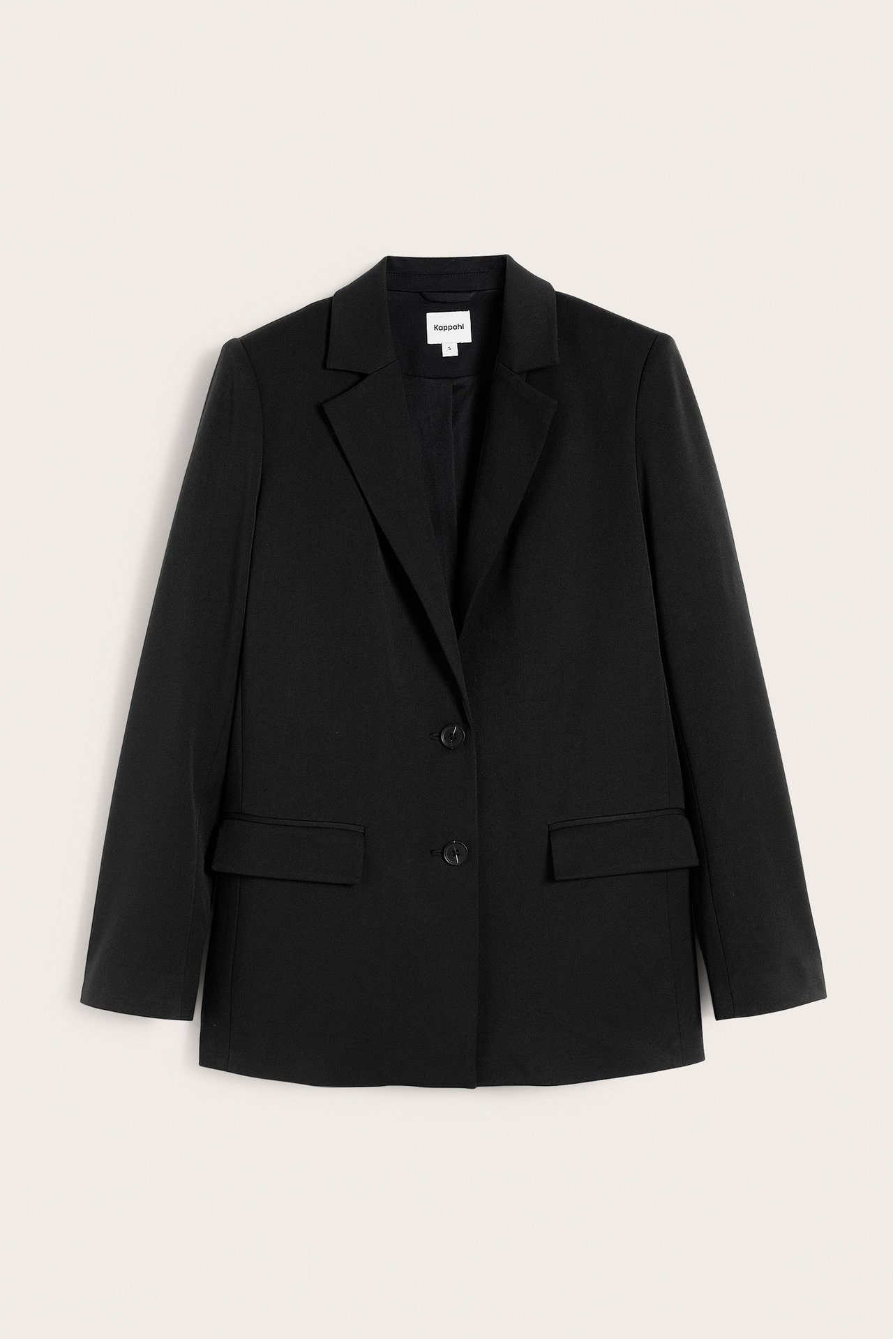 Musta bleiseri edestä, jossa kaksi nappia ja kaksi läppätaskua.