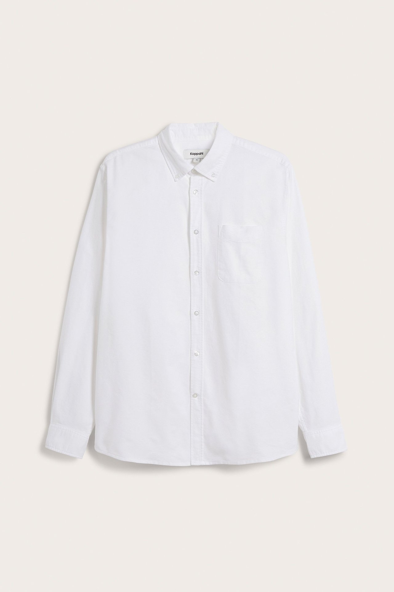 Widok z przodu: męska biała koszula oxford, regular fit, z kołnierzykiem button-down i kieszenią.