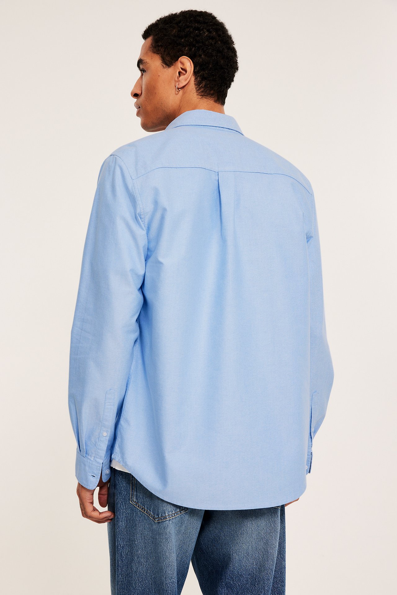 Vaaleansininen oxford-paita napitityskauluksella, rintataskulla, pilkullinen kuvio, miehelle.