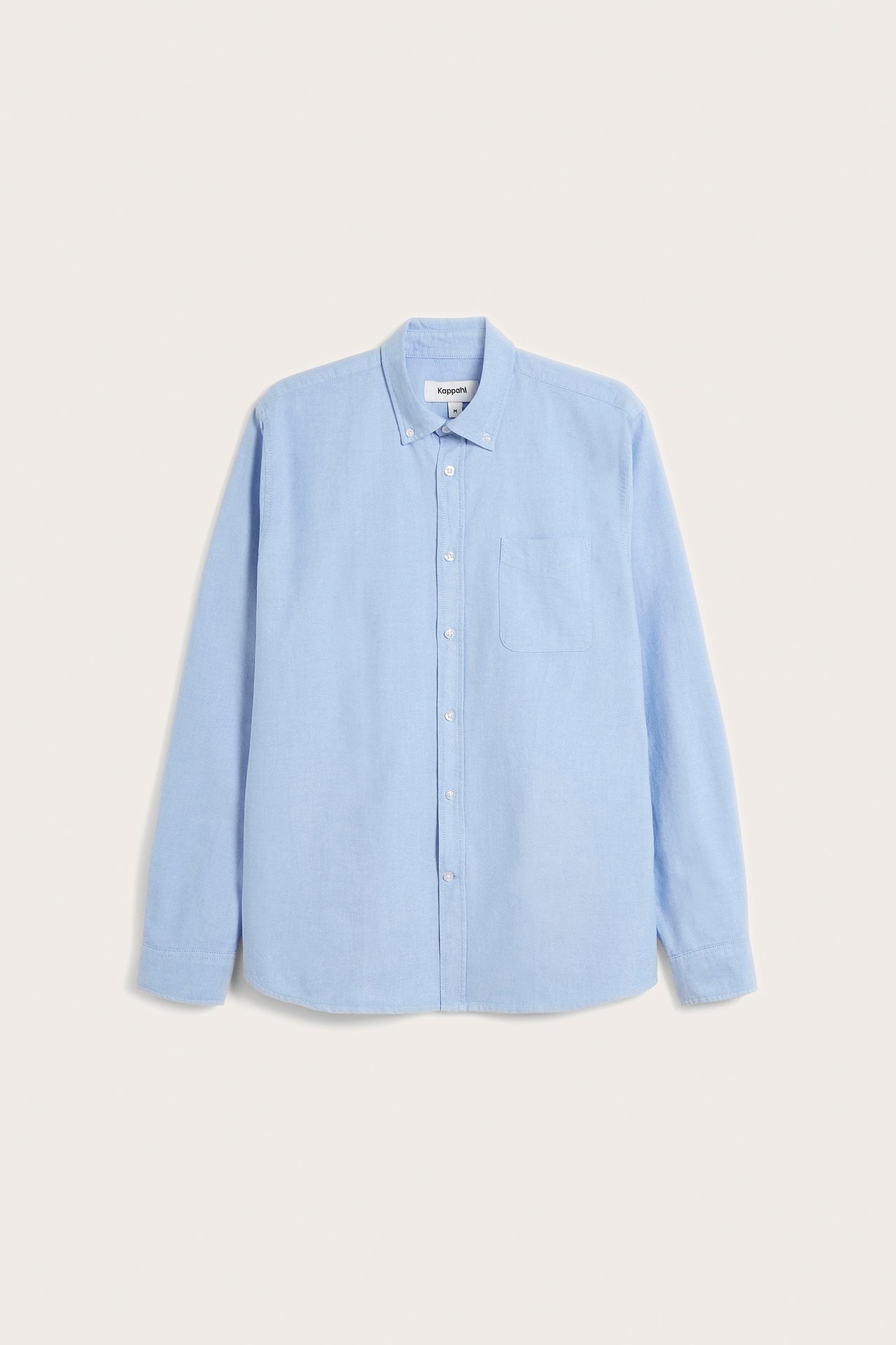 Frontvy: Ljusblåmelerad herr oxfordskjorta i regular fit med button down-krage och bröstficka.