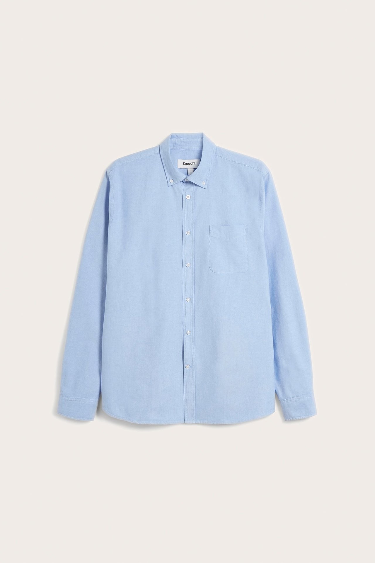 Frontvy: Ljusblåmelerad herr oxfordskjorta i regular fit med button down-krage och bröstficka.