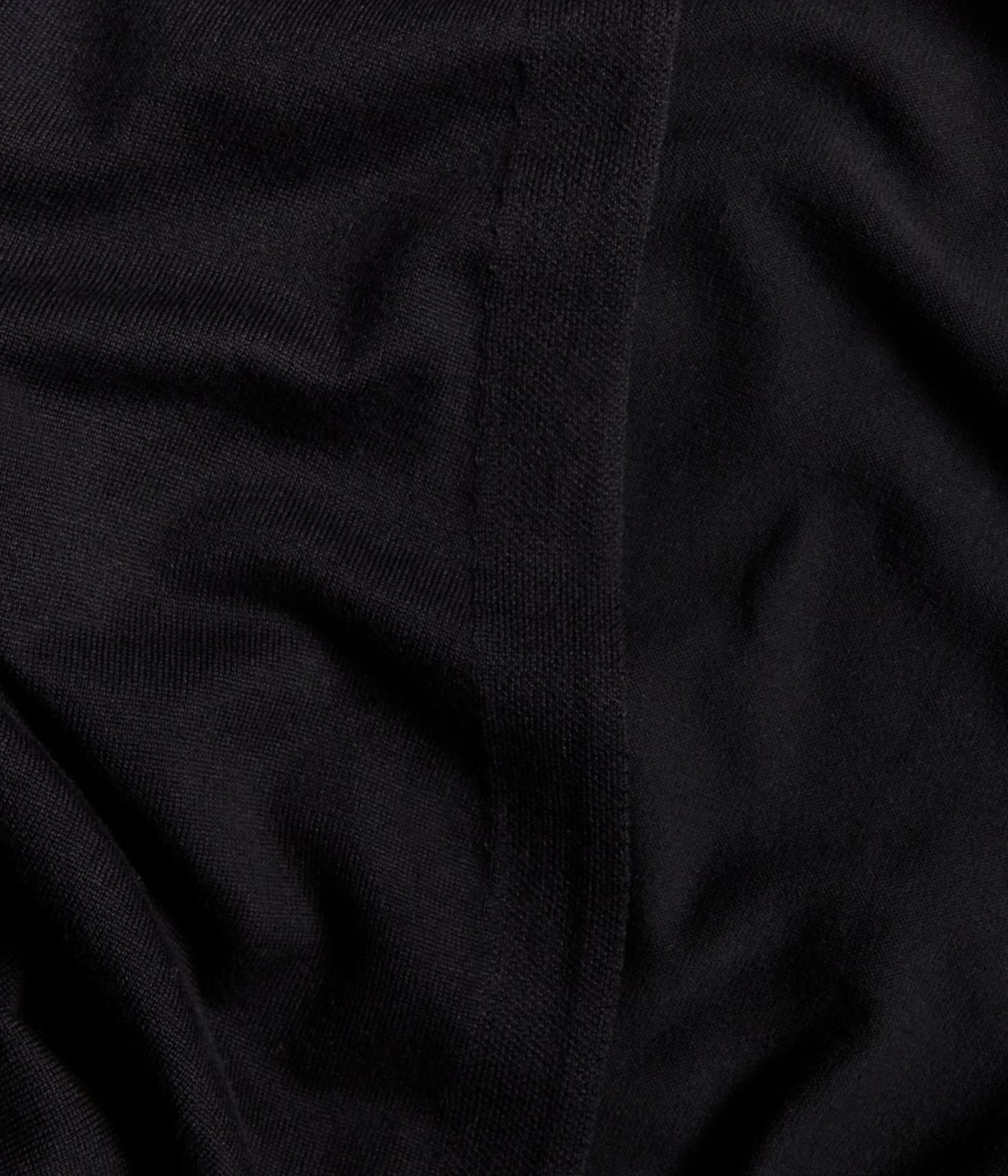 Nærbilde av en svart ensfarget lang cardigan i viskoseblanding.