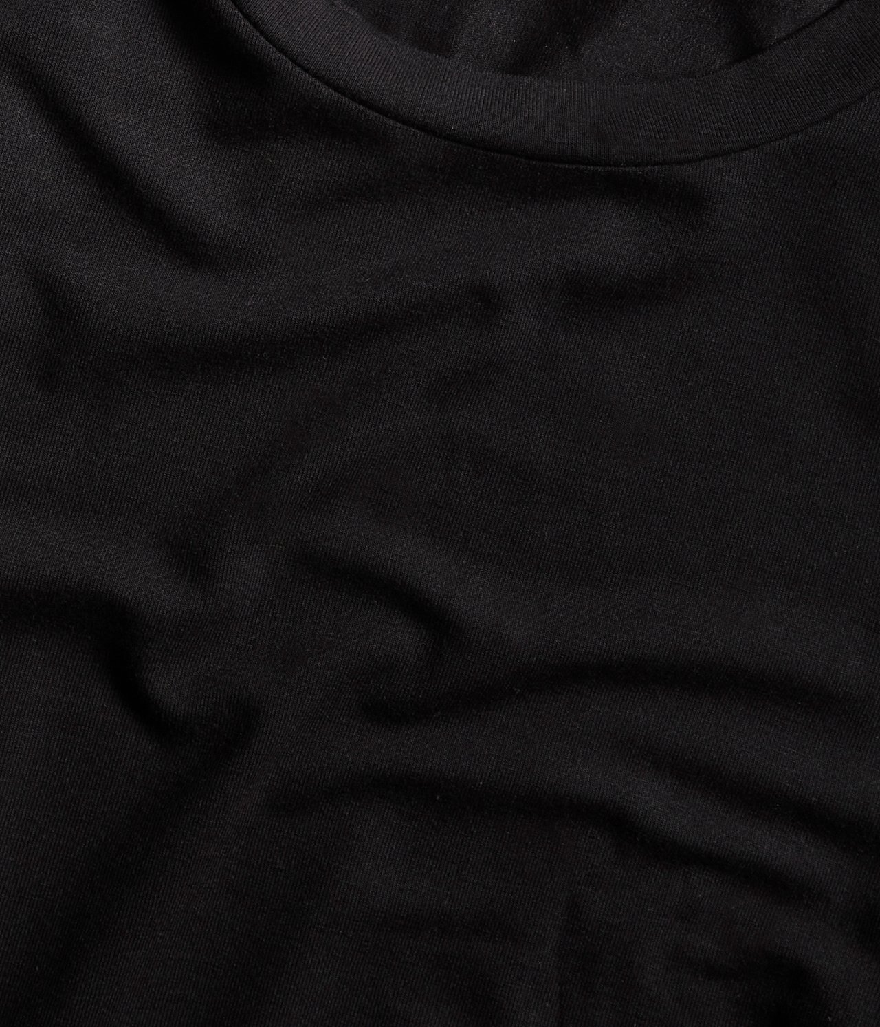 Zbliżenie czarnego, jednolitego T-shirtu z mieszanki wiskozy z okrągłym dekoltem.