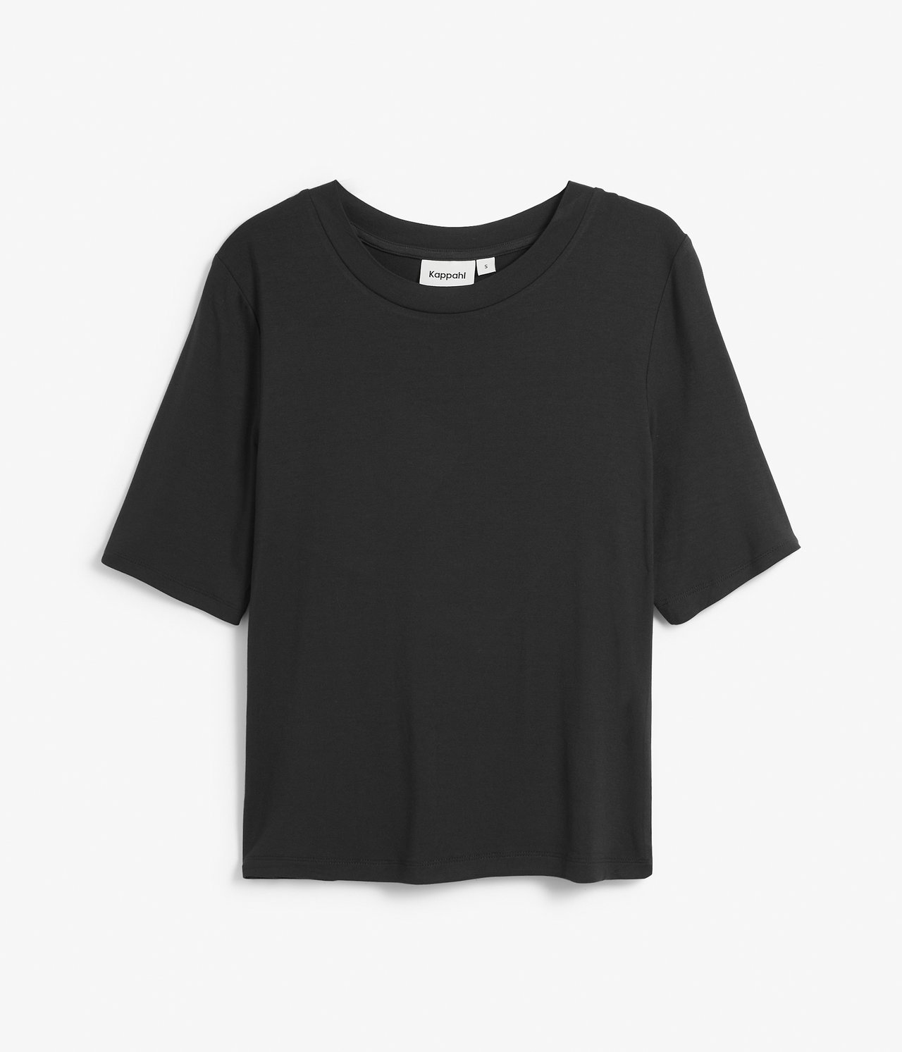 Widok z przodu czarnego, krótkiego, jednokolorowego T-shirtu z okrągłym dekoltem.
