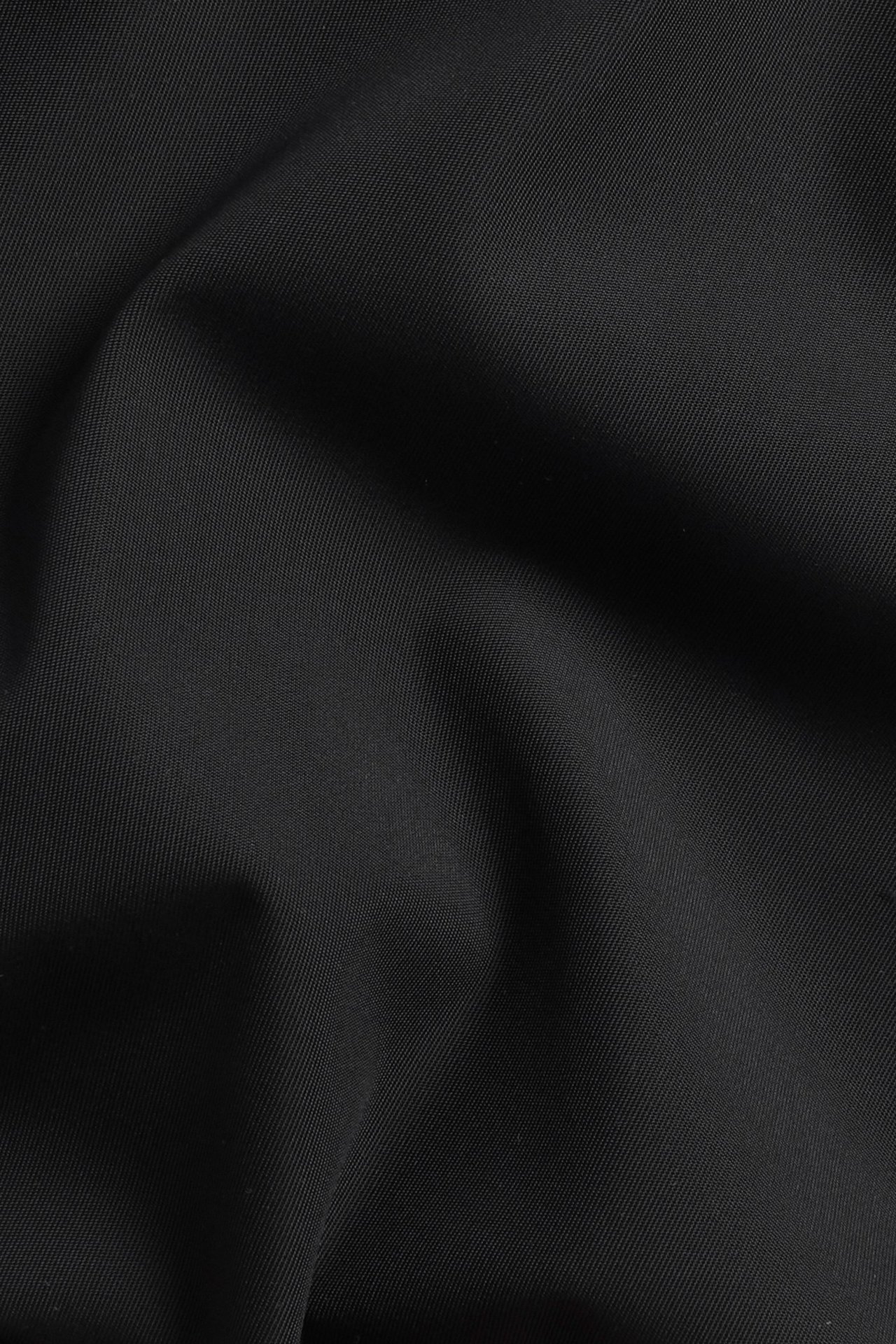 Zbliżenie na czarny, jednolity, elastyczny materiał.