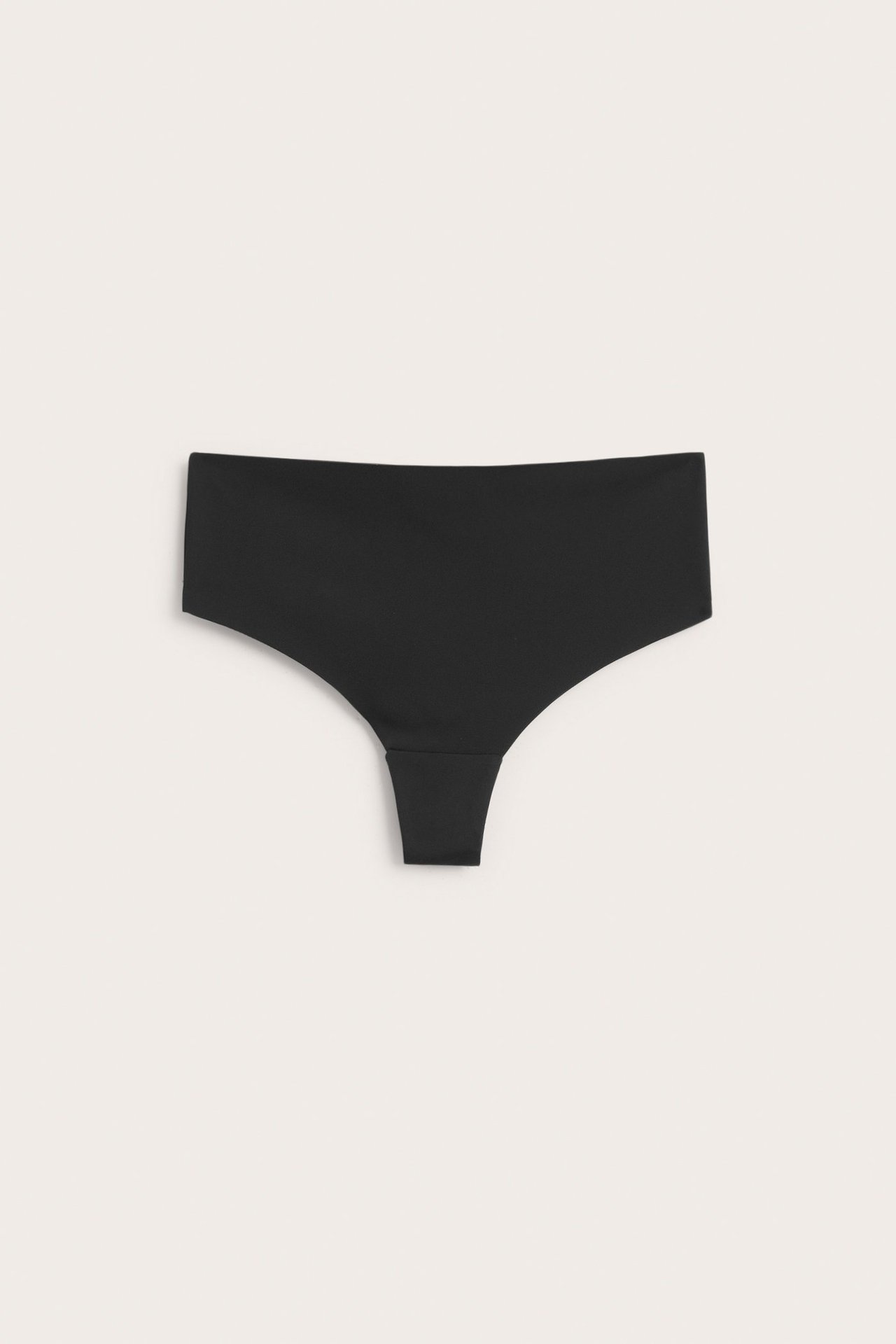 Frontvisning av en svart, ensfarget midi-høy stringtruse i glatt, renskåret stoff.