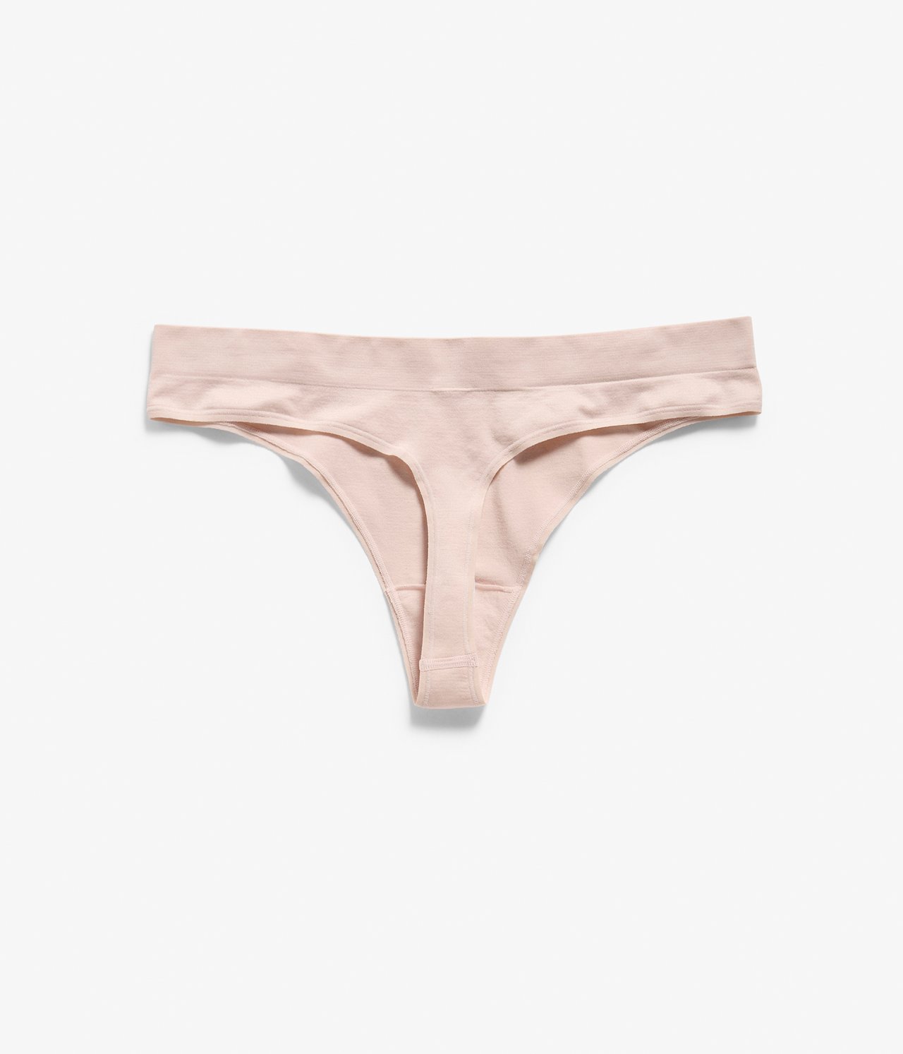 Framifrån, en ljusrosa sömlös stringtrosa i återvunnen polyamid.