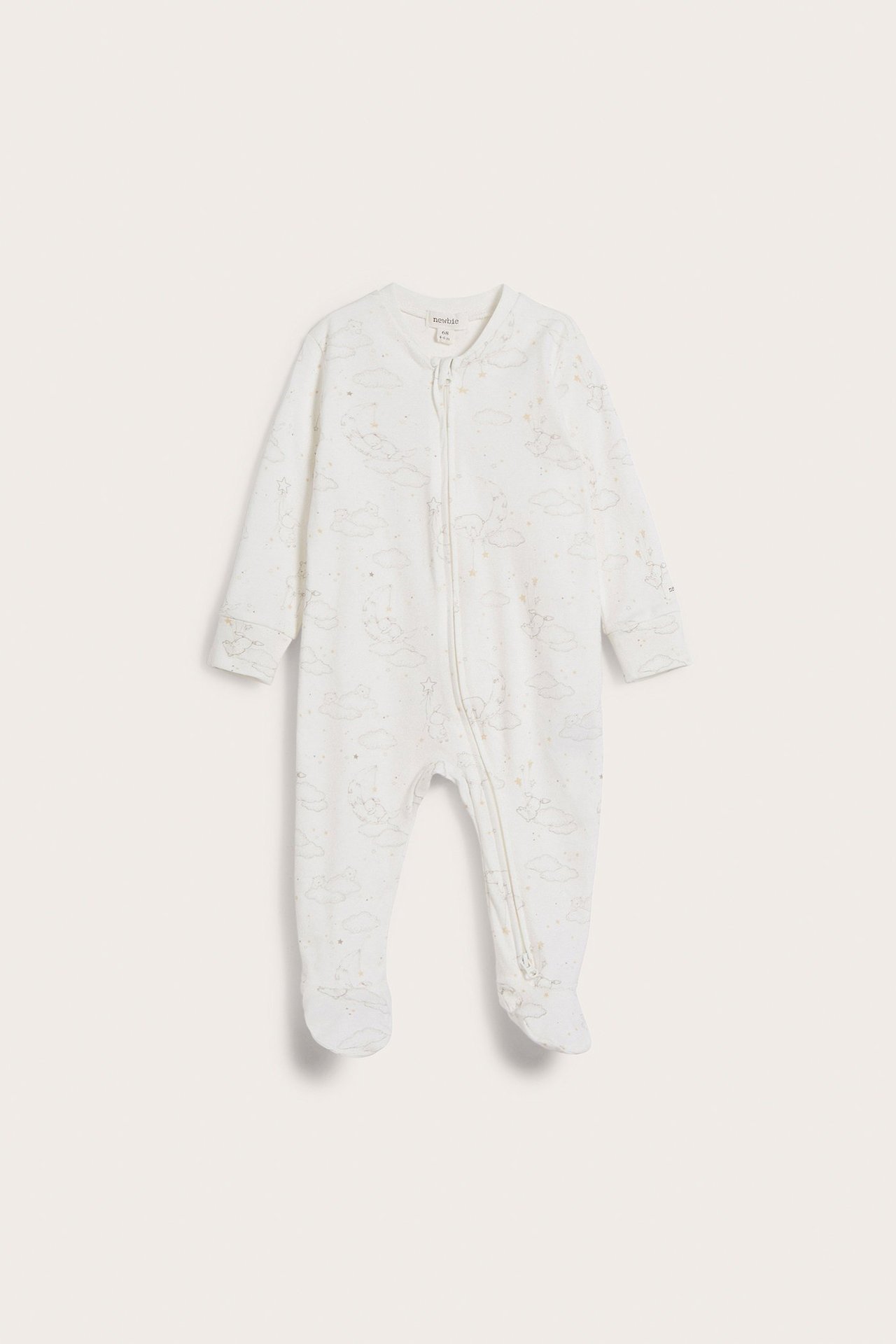Framsida av offwhite bomulls-babypyjamas med nalle-, kanin-, stjärn-, mån-mönster, tvåvägsdragkedja.