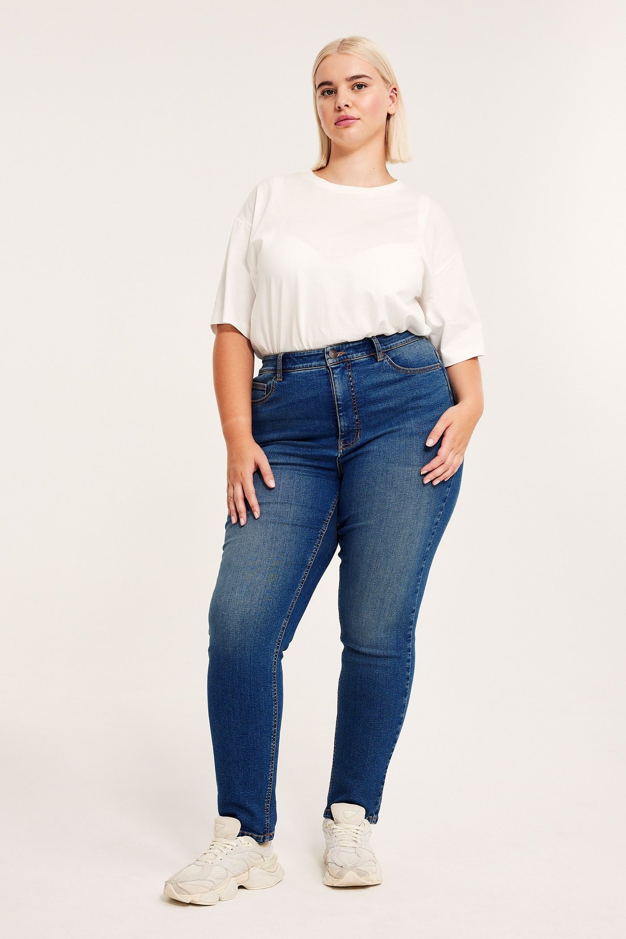 Embracing jeans high waist