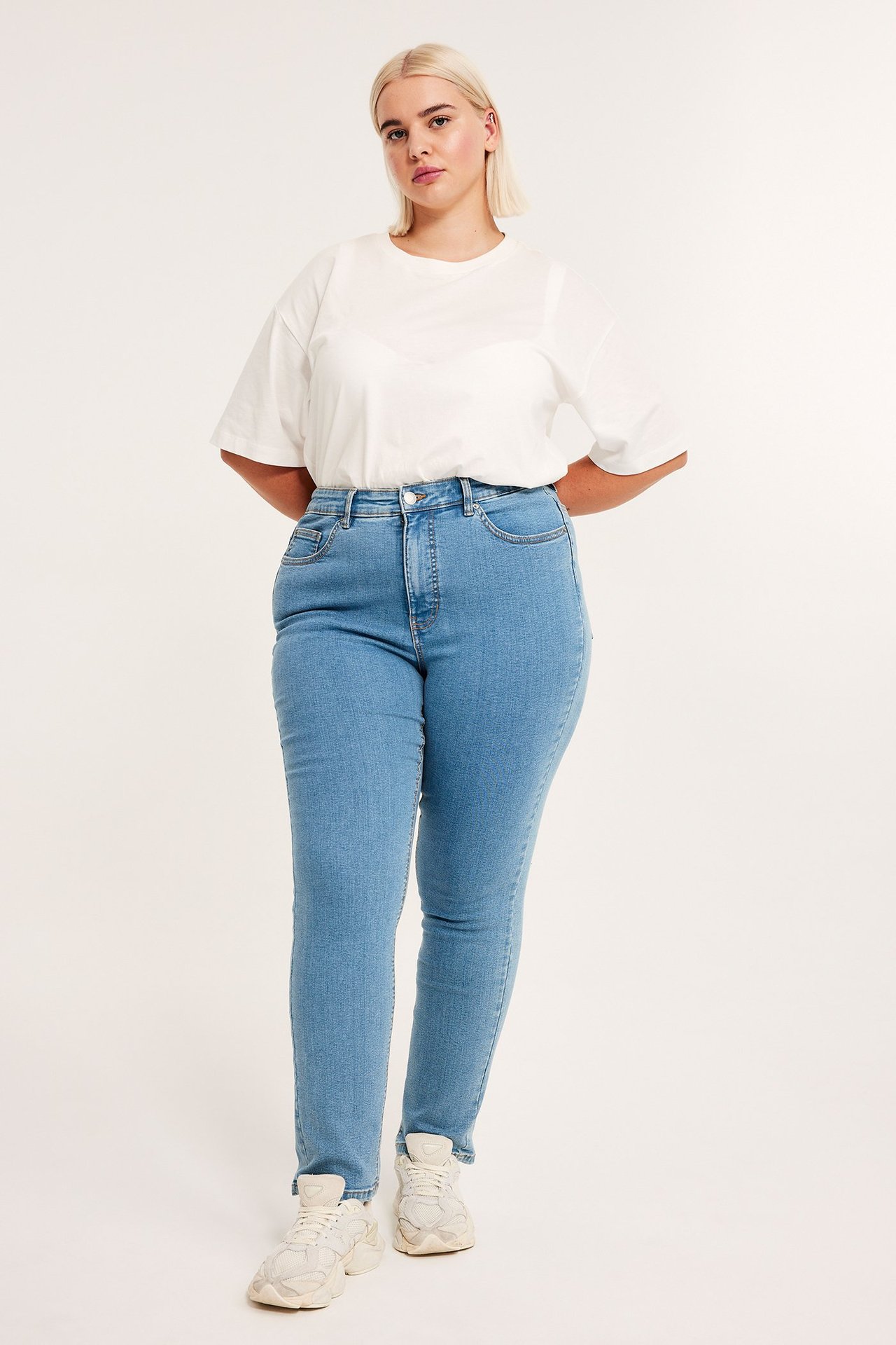 Embracing jeans high waist
