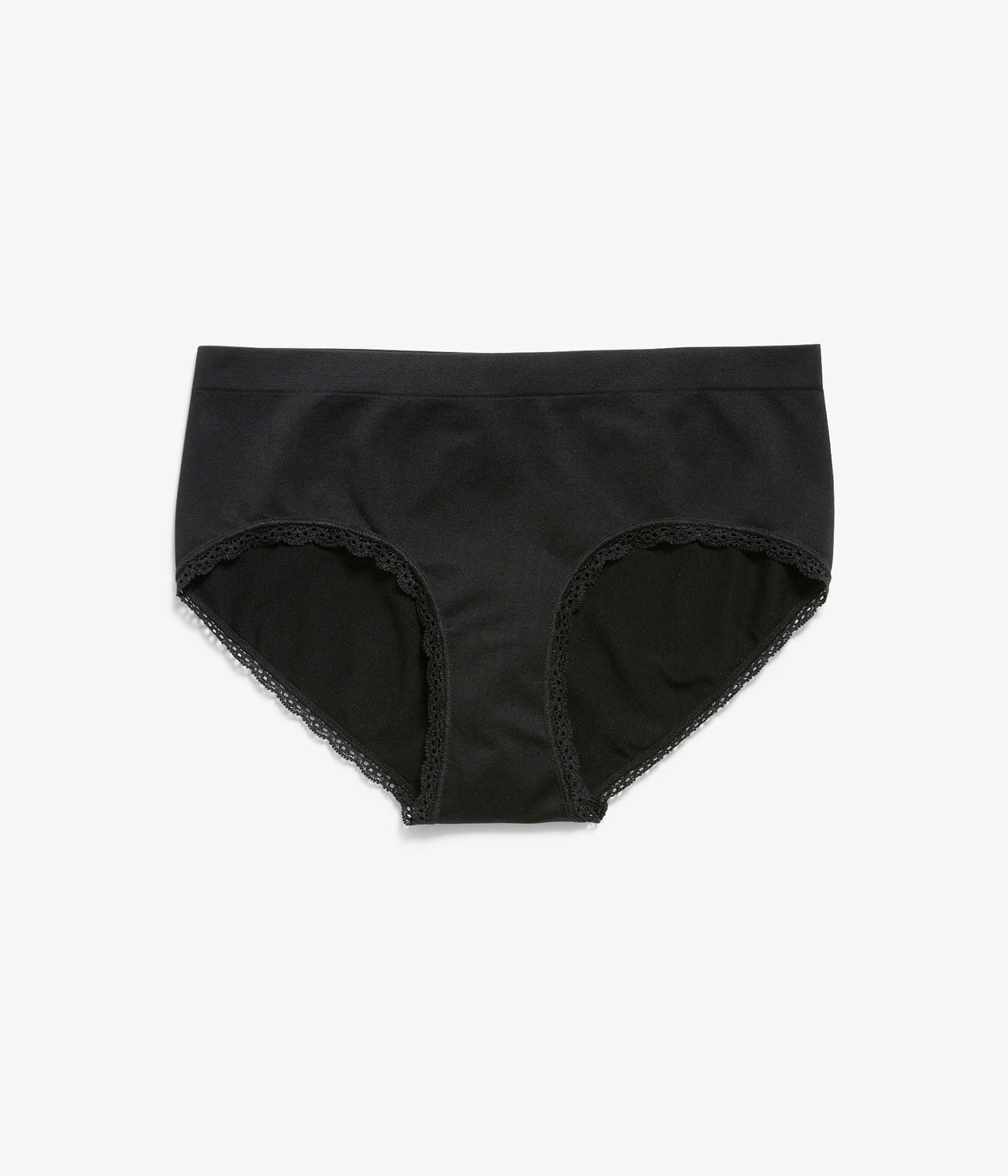 Edestä, saumattomat mustat hipster-alushousut pitsireunuksella, valmistettu kierrätysmateriaalista.