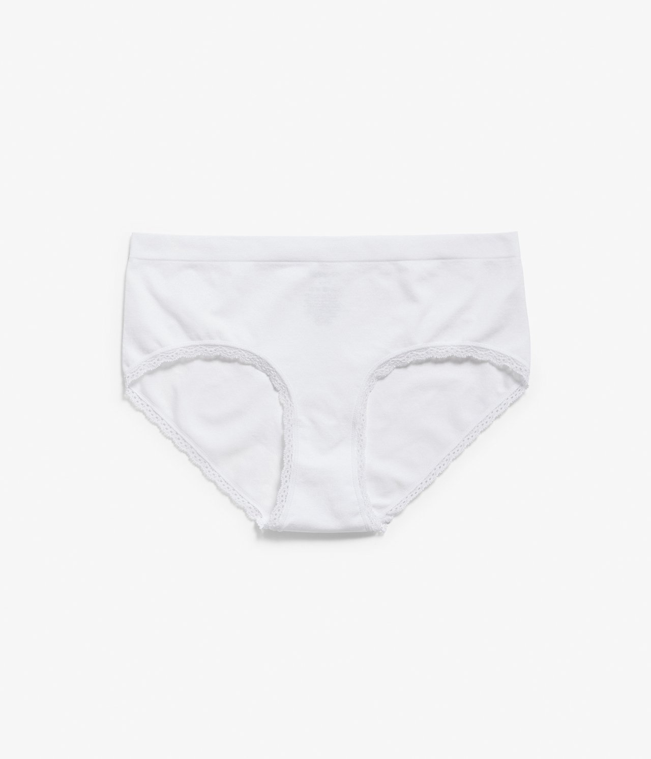 Edestä, valkoiset saumattomat hipster-alushousut herkällä pitsireunalla.