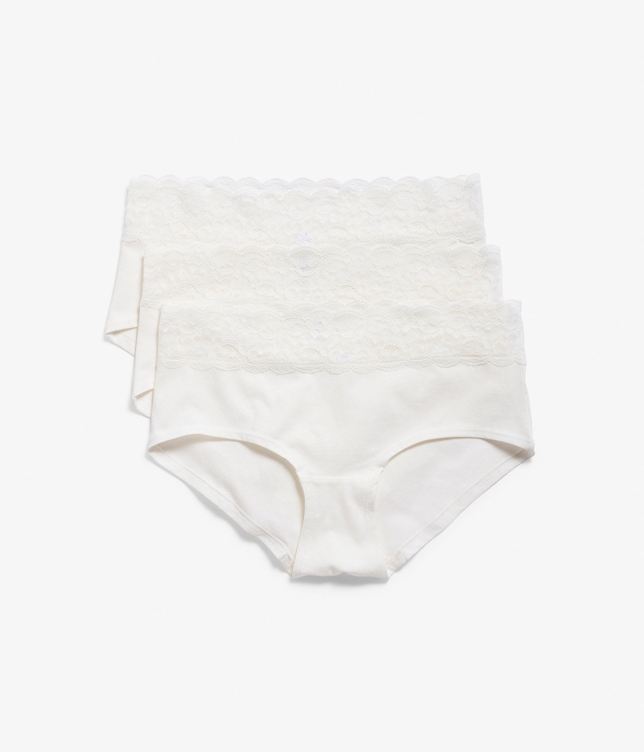 Ovenfra sett av tre hvite bomulls-hipster-truser med blondekant, stablet.