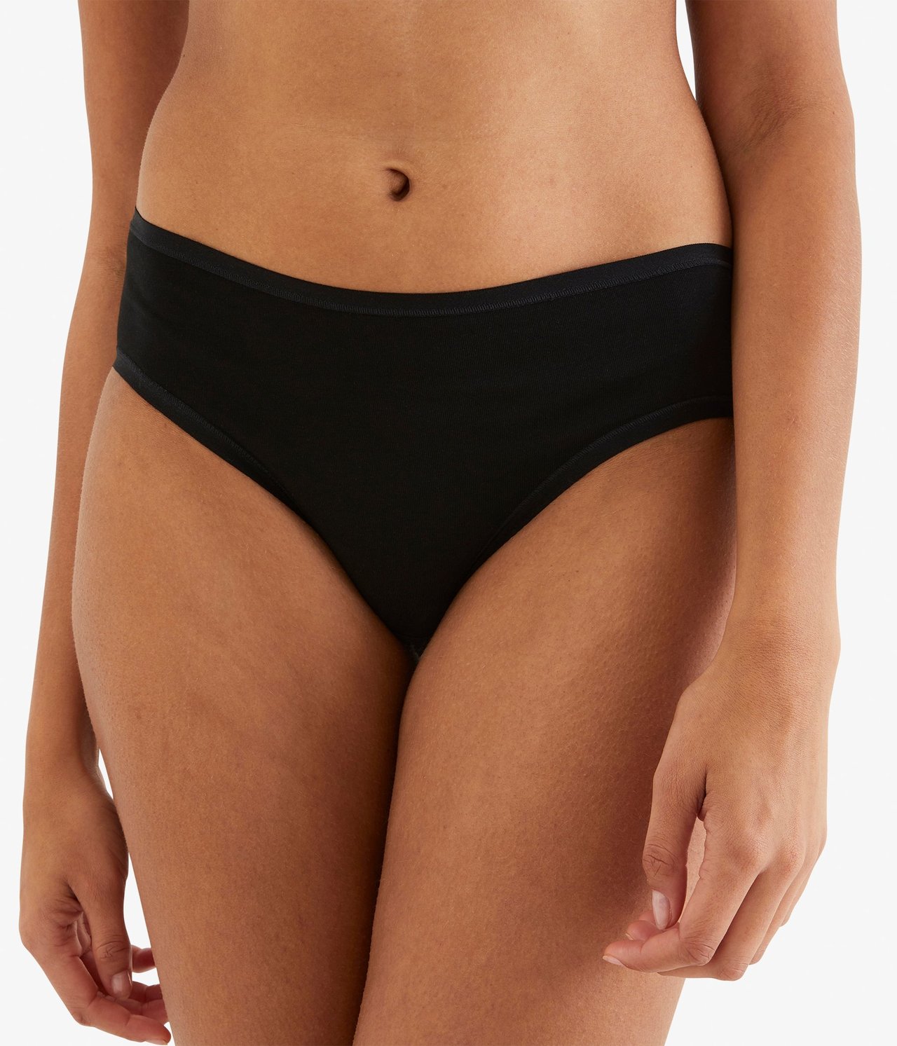 Widok z przodu kobiety w jednolitych czarnych bawełnianych majtkach.