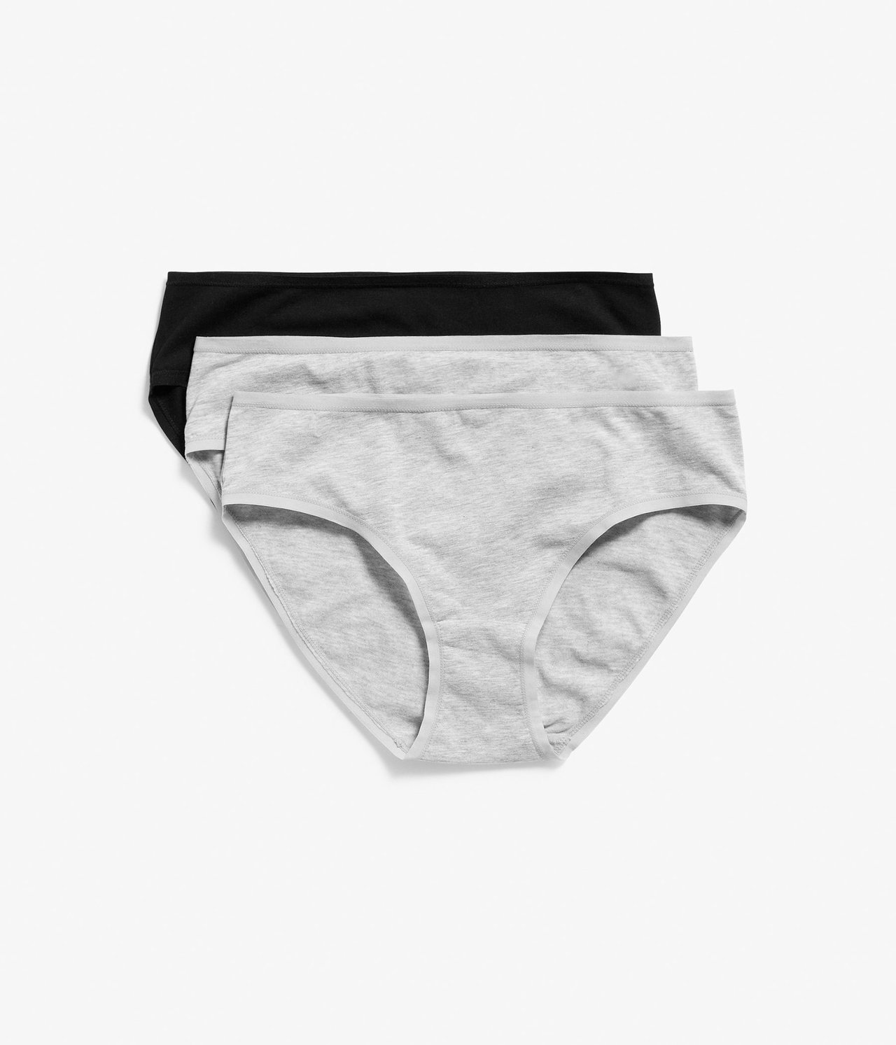 Topputsikt av tre ensfargede bomullstruser: en lys grå, en svart og en lys grå.