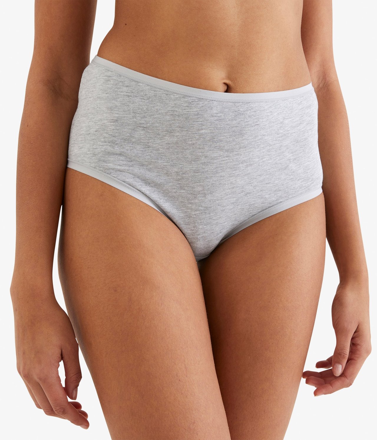 Widok z przodu kobiety w jasnoszarych, melanżowych, wysokich majtkach bawełnianych.