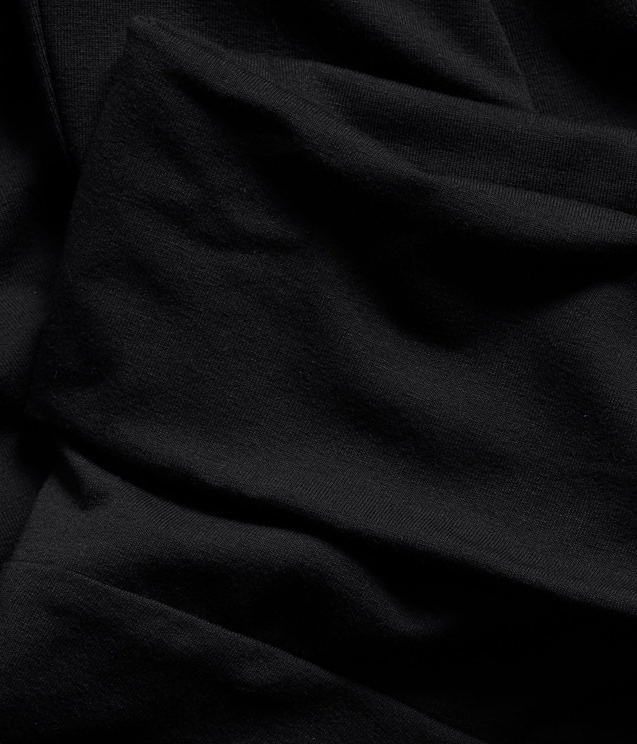 Zbliżenie czarnego, jednolitego materiału z mieszanki wiskozy na szerokie spodnie loungewear.