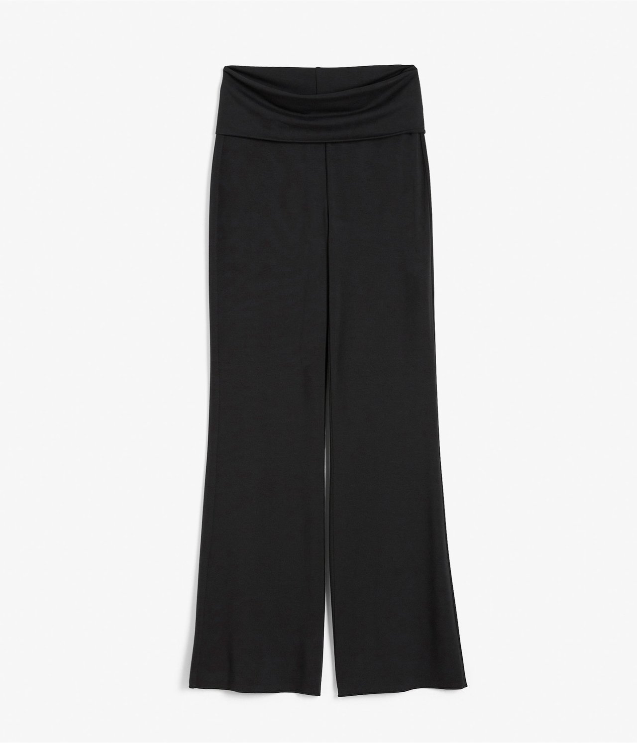 Framifrån, svarta loungewearbyxor med bootcut-ben och nedvikbar midja, i viskosblandning.