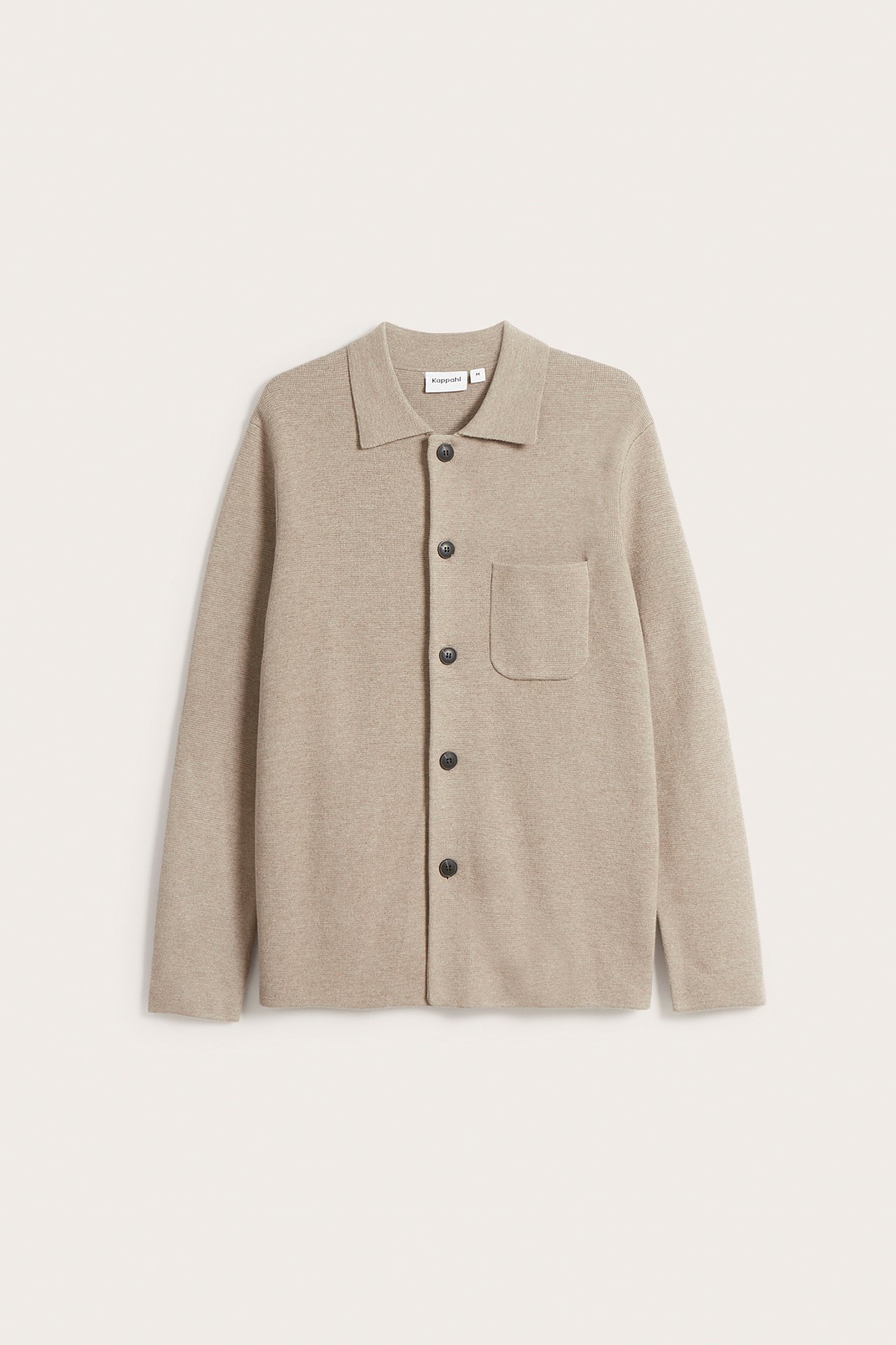 Forfra: Beige melert strikket cardigan med krage, brystlomme og mørke knapper.