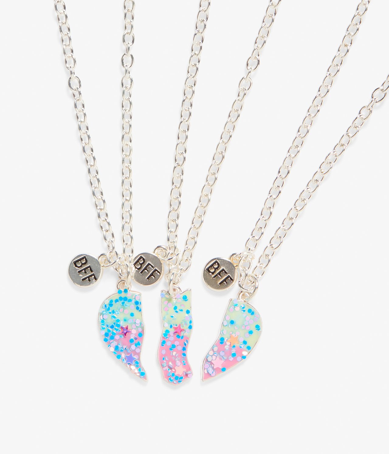 Närbild framifrån av tre silverfärgade BFF-halsband med färgglada glitterhjärtformade hängen och runda berlocker.