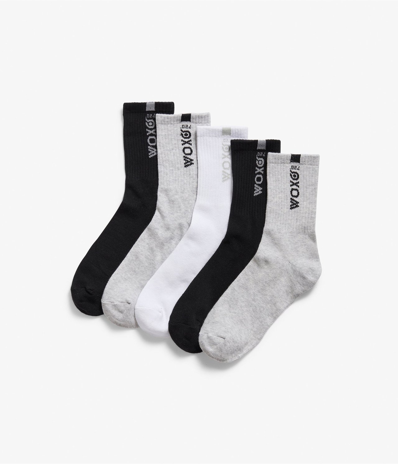 Widok z góry: pięć par prążkowanych skarpet w czerni, bieli i jasnej szarości z napisem 'WOXO'.