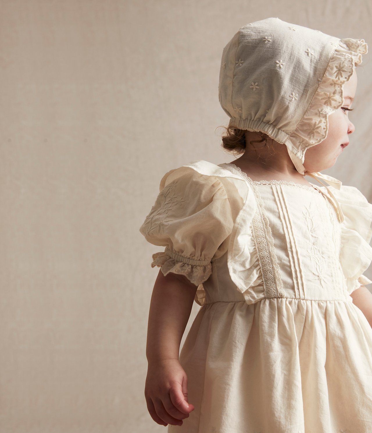 Babyklänning med brodyr och puffshorts Offwhite - null - 3