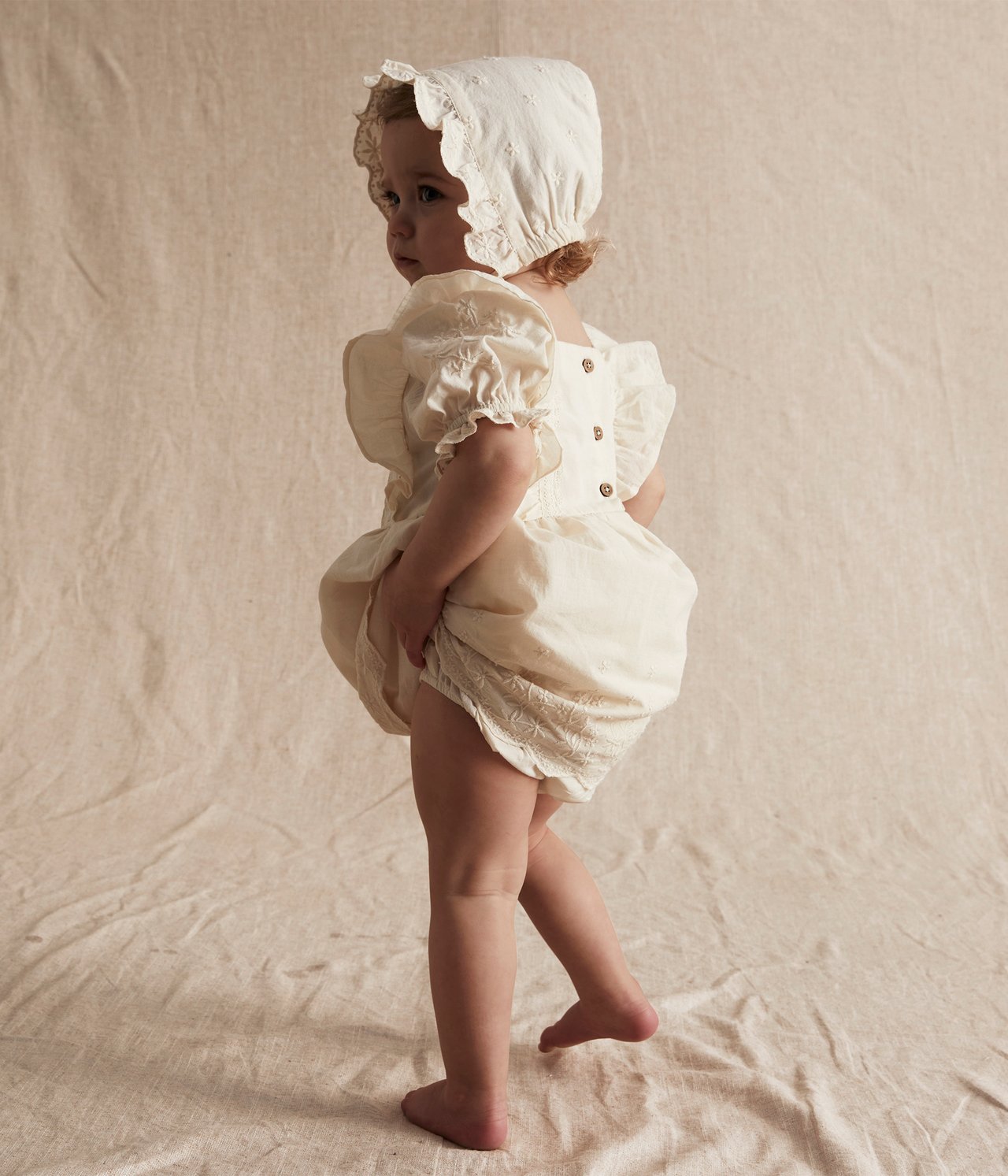 Babyklänning med brodyr och puffshorts - Offwhite - 4