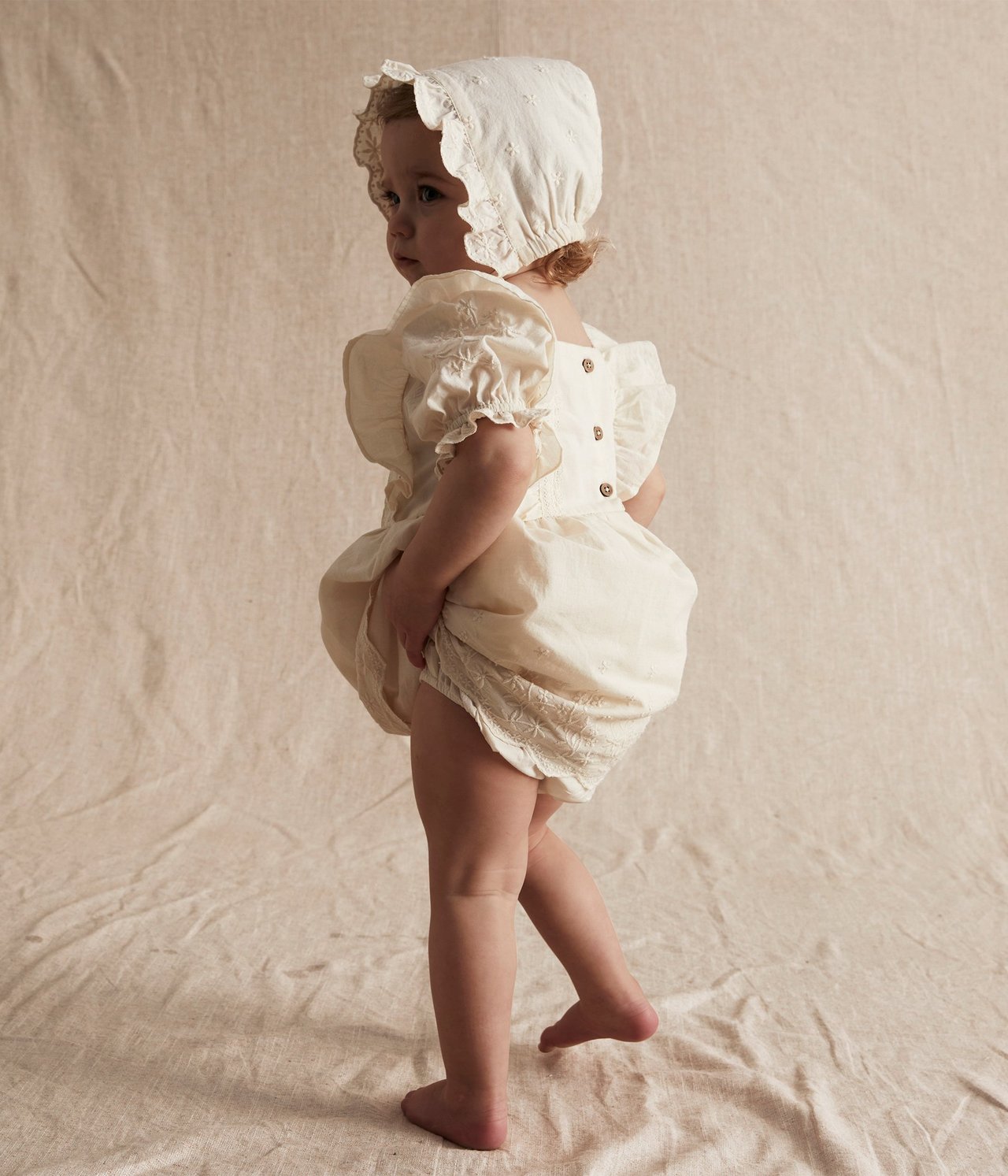 Babyklänning med brodyr och puffshorts Offwhite - null - 7