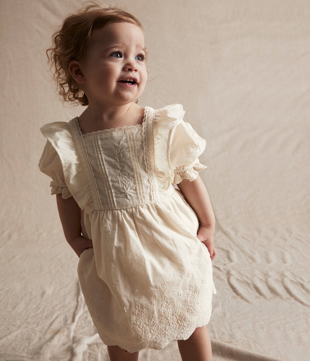 Vauvojen mekko, jossa on brodeeraus ja puhvishortsit Luonnonvalkoinen - null - 6
