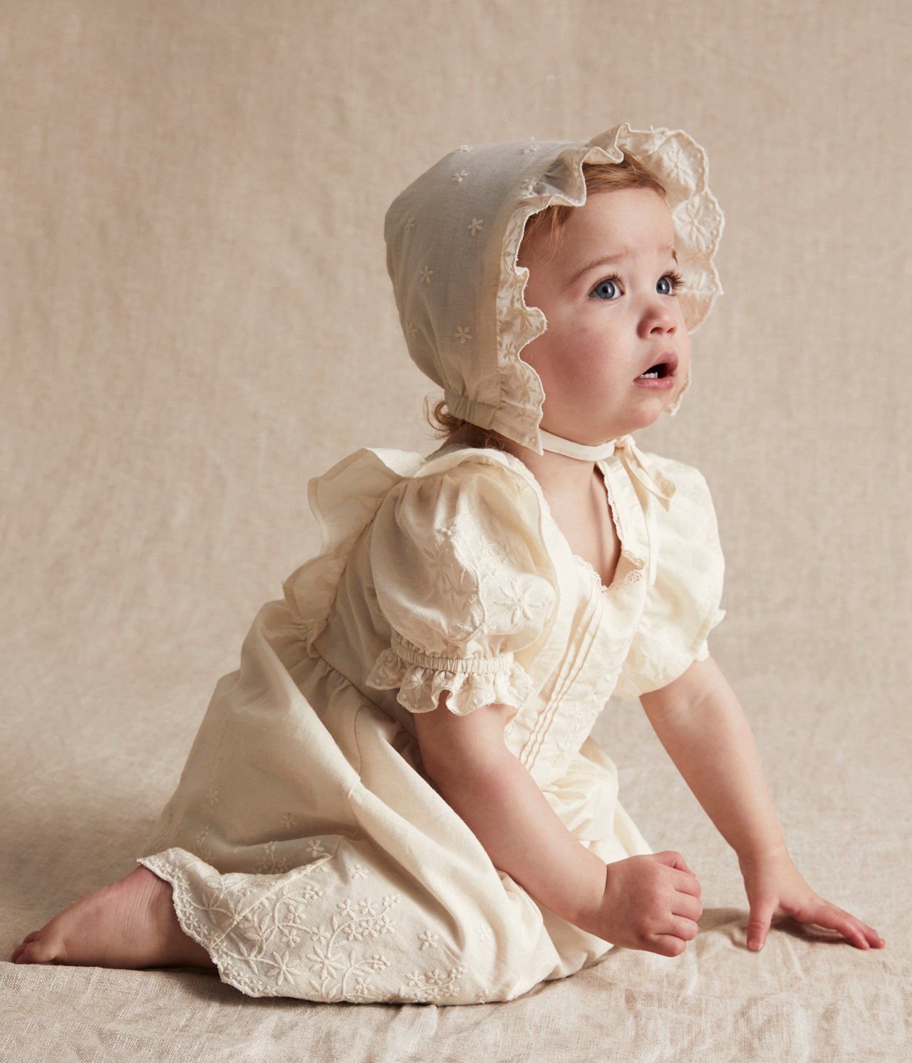 Babyklänning med brodyr och puffshorts - Offwhite - 7