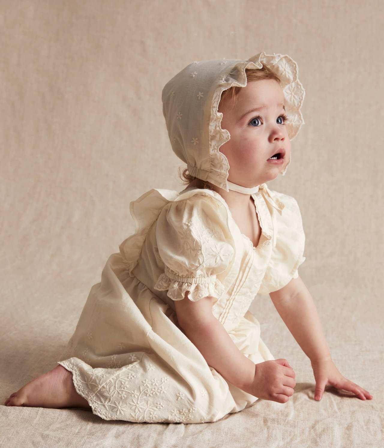 Vauvojen mekko, jossa on brodeeraus ja puhvishortsit