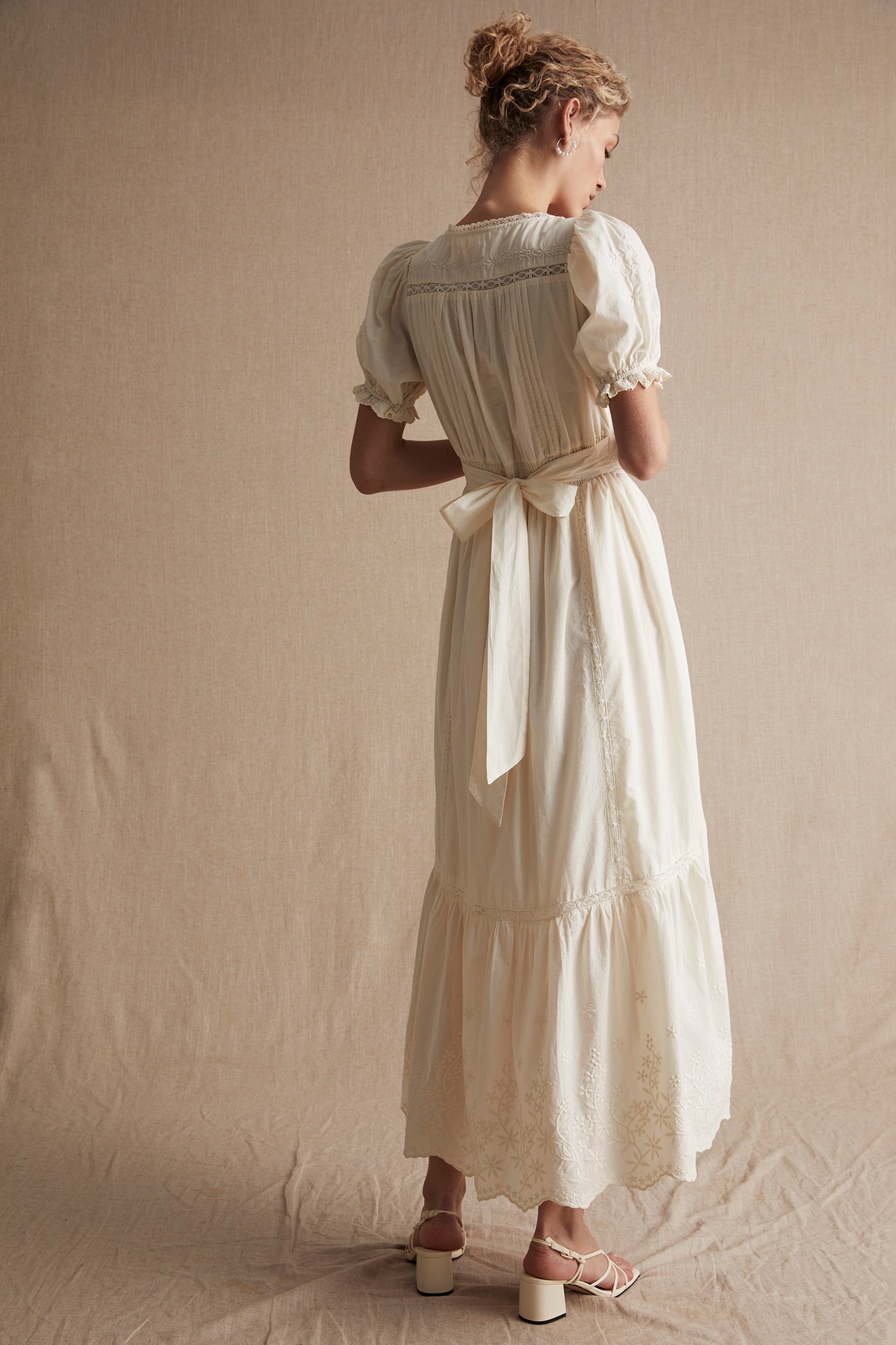 Sukienka z haftem Newbie Woman - Offwhite - 8