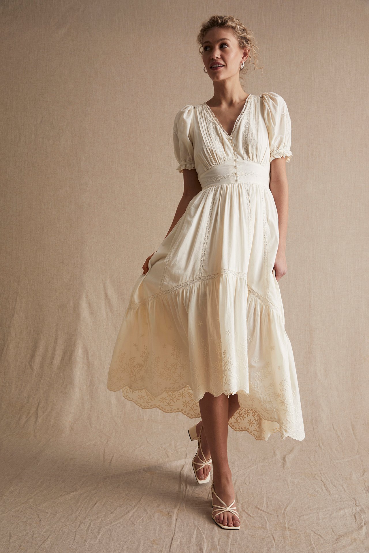 Sukienka z haftem Newbie Woman - Offwhite - 2