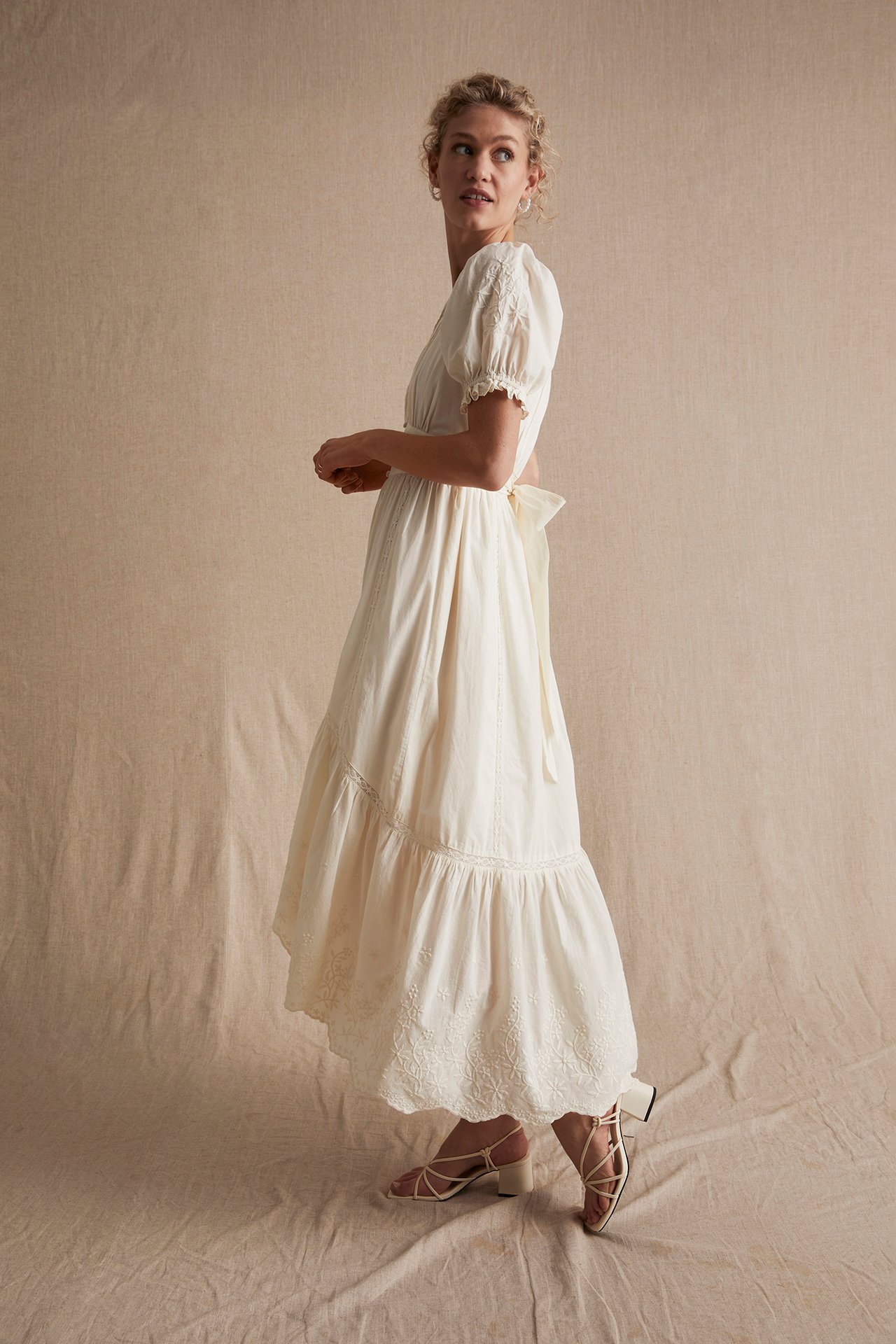 Sukienka z haftem Newbie Woman - Offwhite - 3