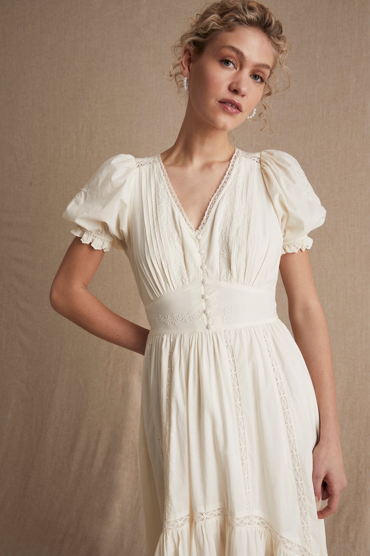 Sukienka z haftem Newbie Woman - Offwhite - 5