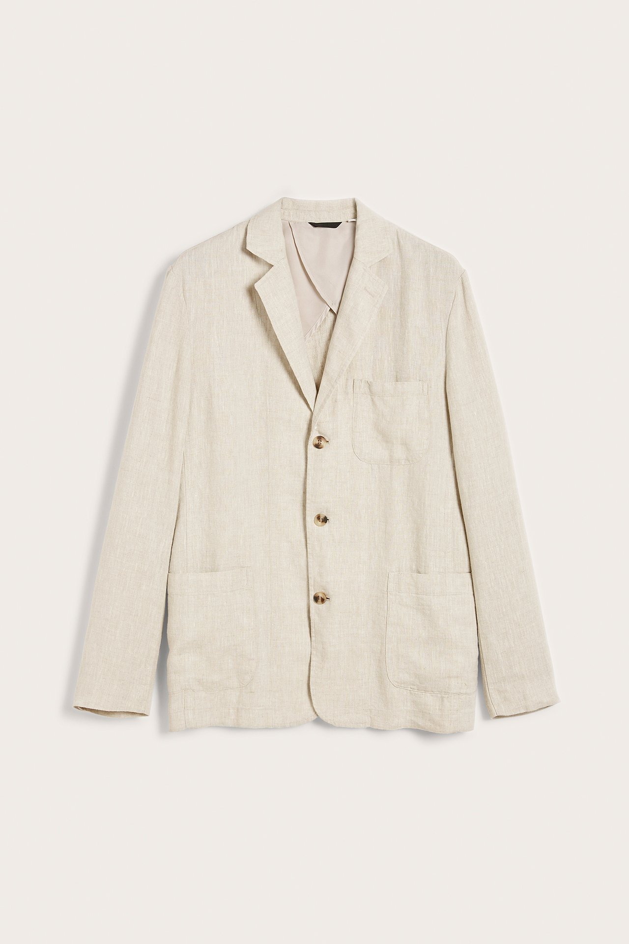 Edestä: Miesten beige pellavableiseri, regular fit, kolmella ruskealla napilla ja taskuilla.
