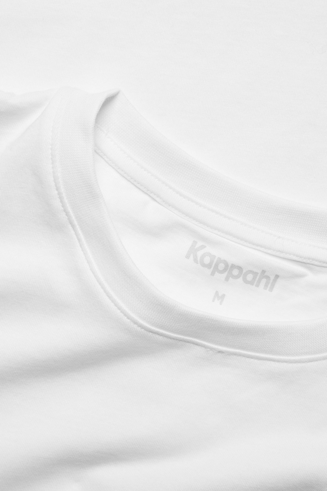 Zbliżenie na biały, męski t-shirt z okrągłym dekoltem z bawełny, pokazujące dekolt i jednolity materiał.