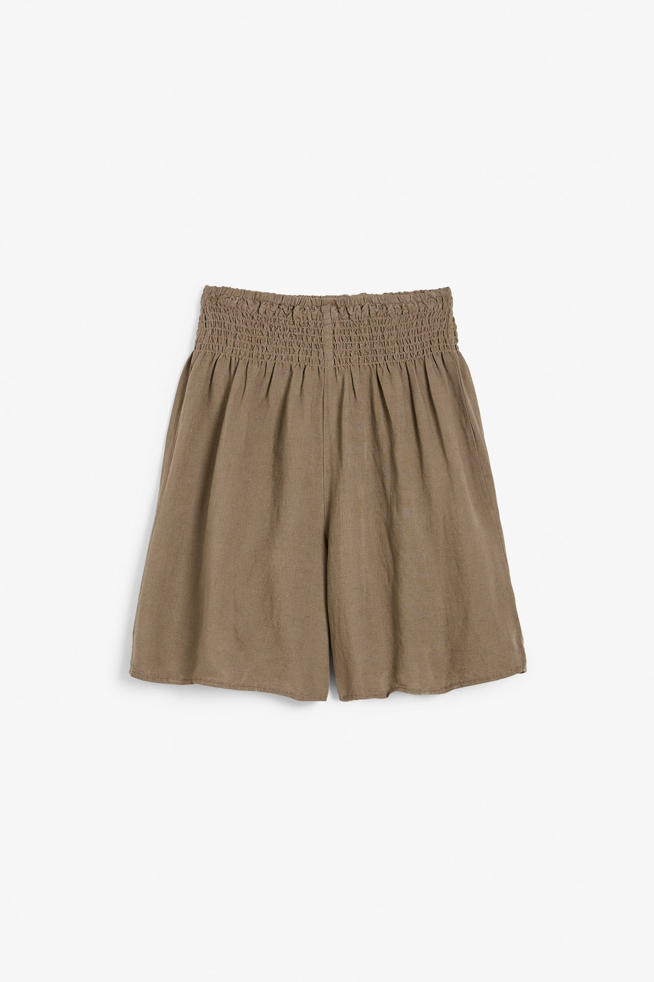 Forfra: Brune linblanding-shorts med smock i midjen.