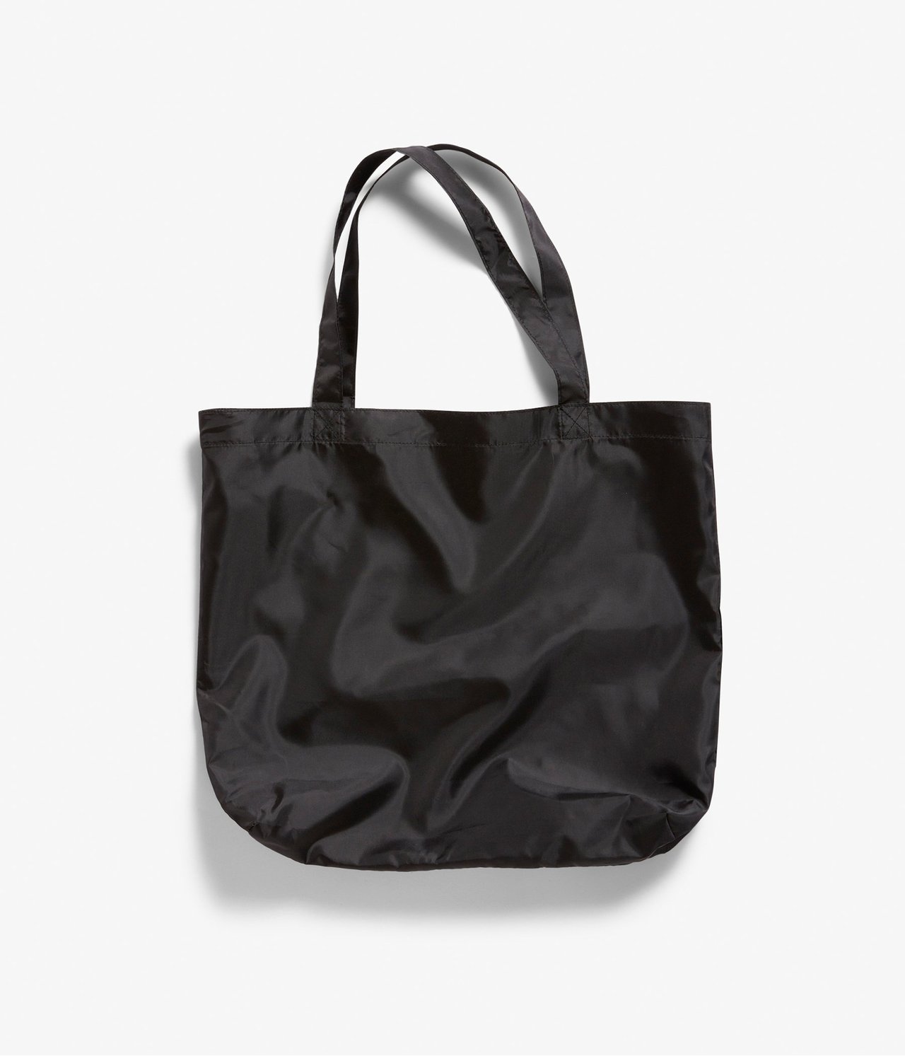 Widok z przodu czarnej torby na zakupy z poliestru z dwoma uchwytami.