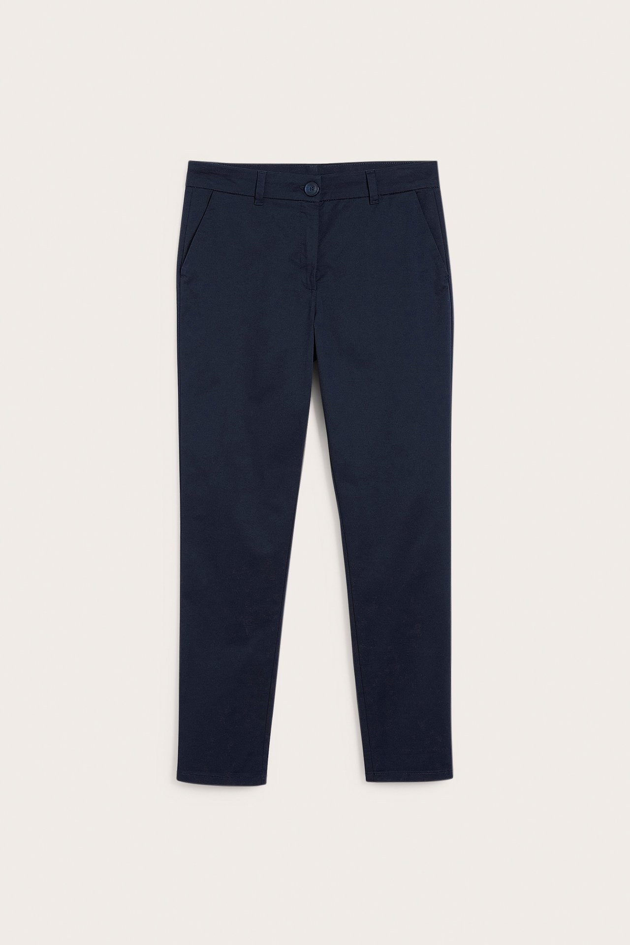 Front view: Mörkblå slim-fit damchinos i stretchig bomullstwill med knapp, dragkedja och fickor.