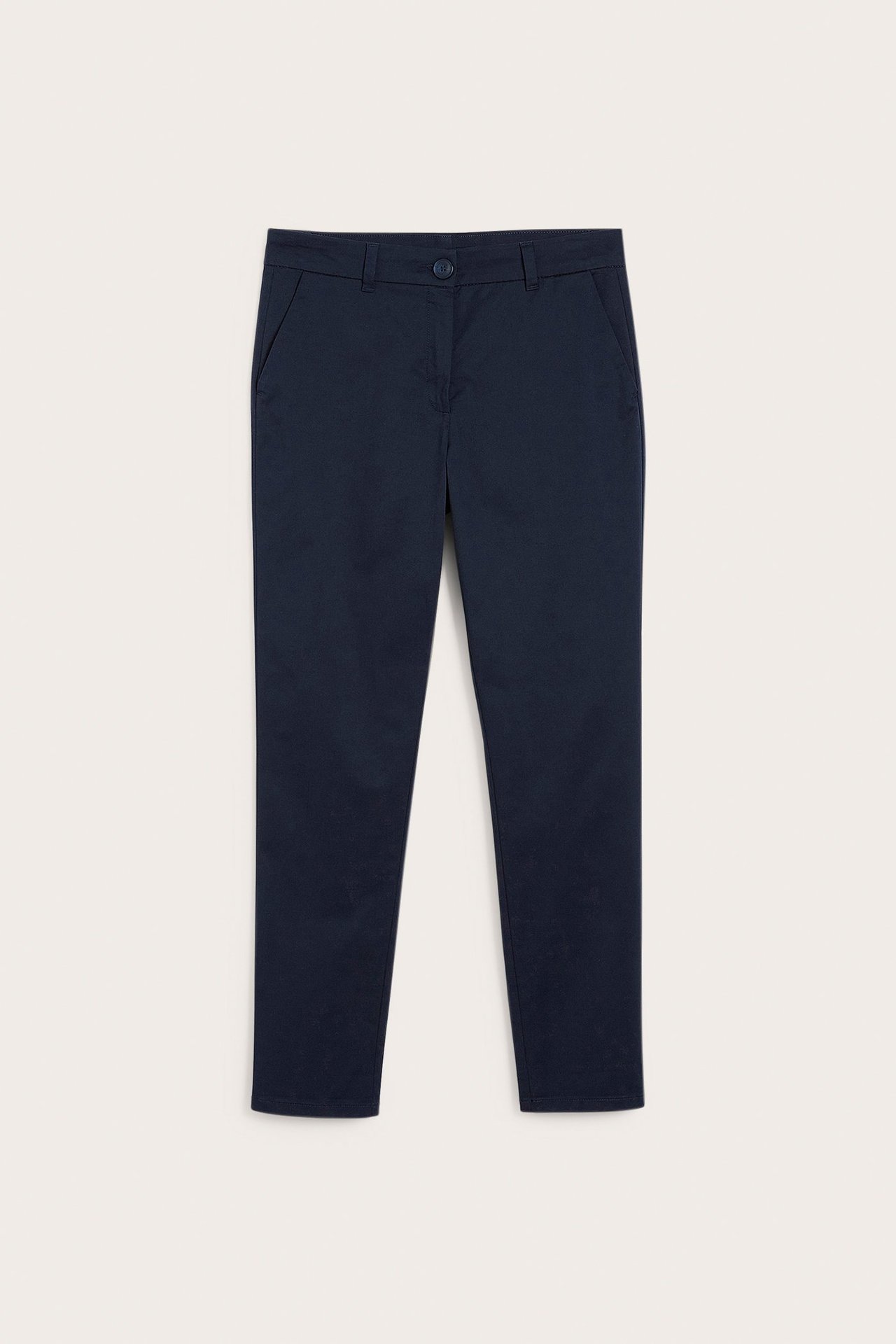 Widok z przodu: Ciemnoniebieskie damskie chinosy slim-fit z elastycznego twillu, z guzikiem, zamkiem i kieszeniami.