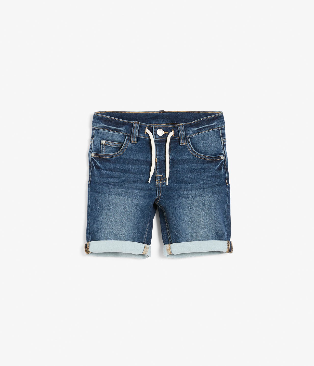 Frontvy av blå joggerdenimshorts för barn med vit dragsko och uppvikta benslut.