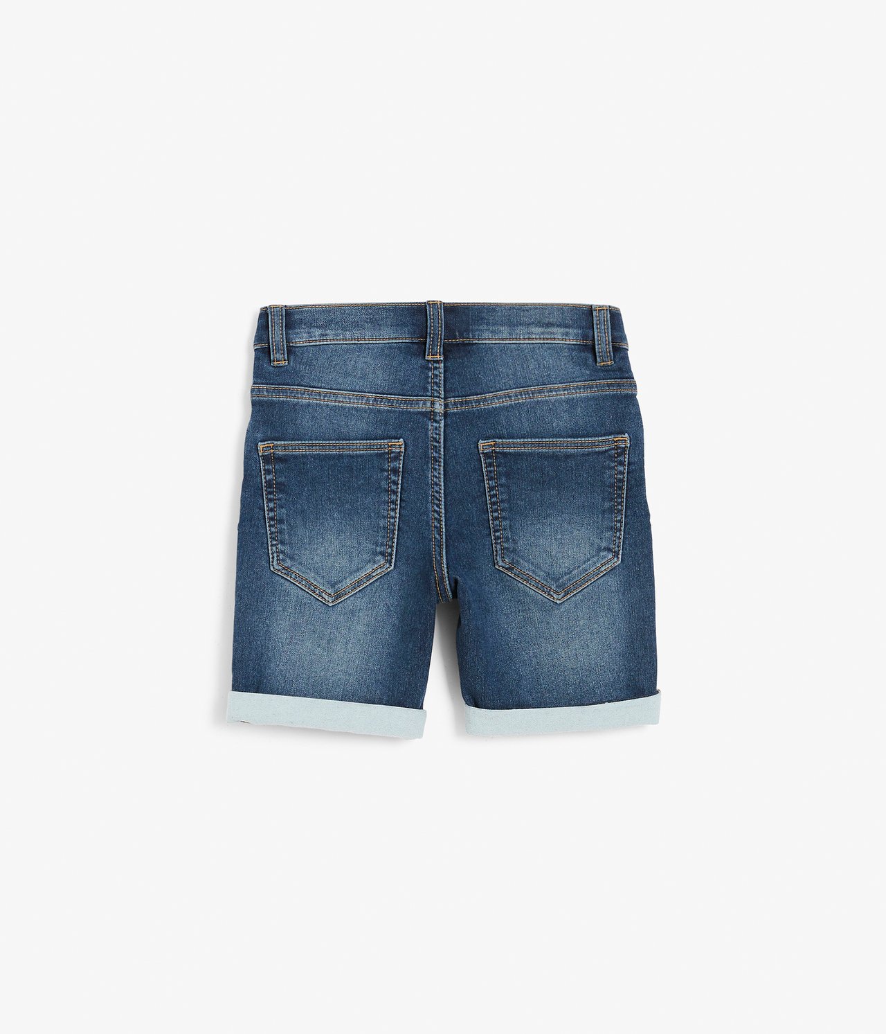 Bakifrån av barnens blåa joggerdenimshorts med uppvikta muddar och bakfickor.