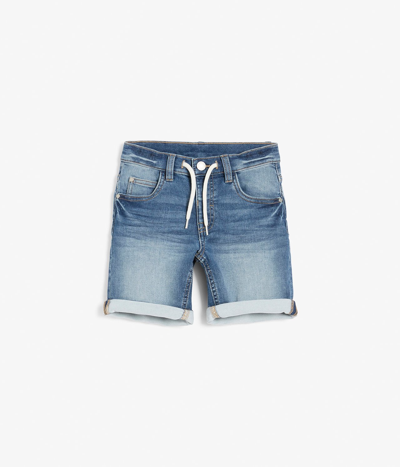 Frontvisning av lyseblå jogger-denimshorts for barn med hvit snøring og oppbrettede mansjetter.