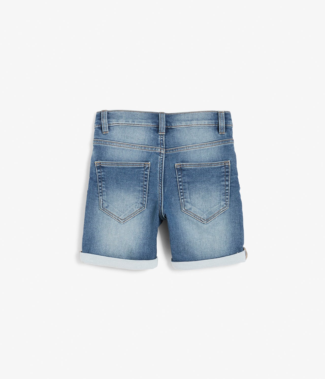 Bakfra av lyse denim jogger-shorts for barn med oppbrettede kanter og baklommer.