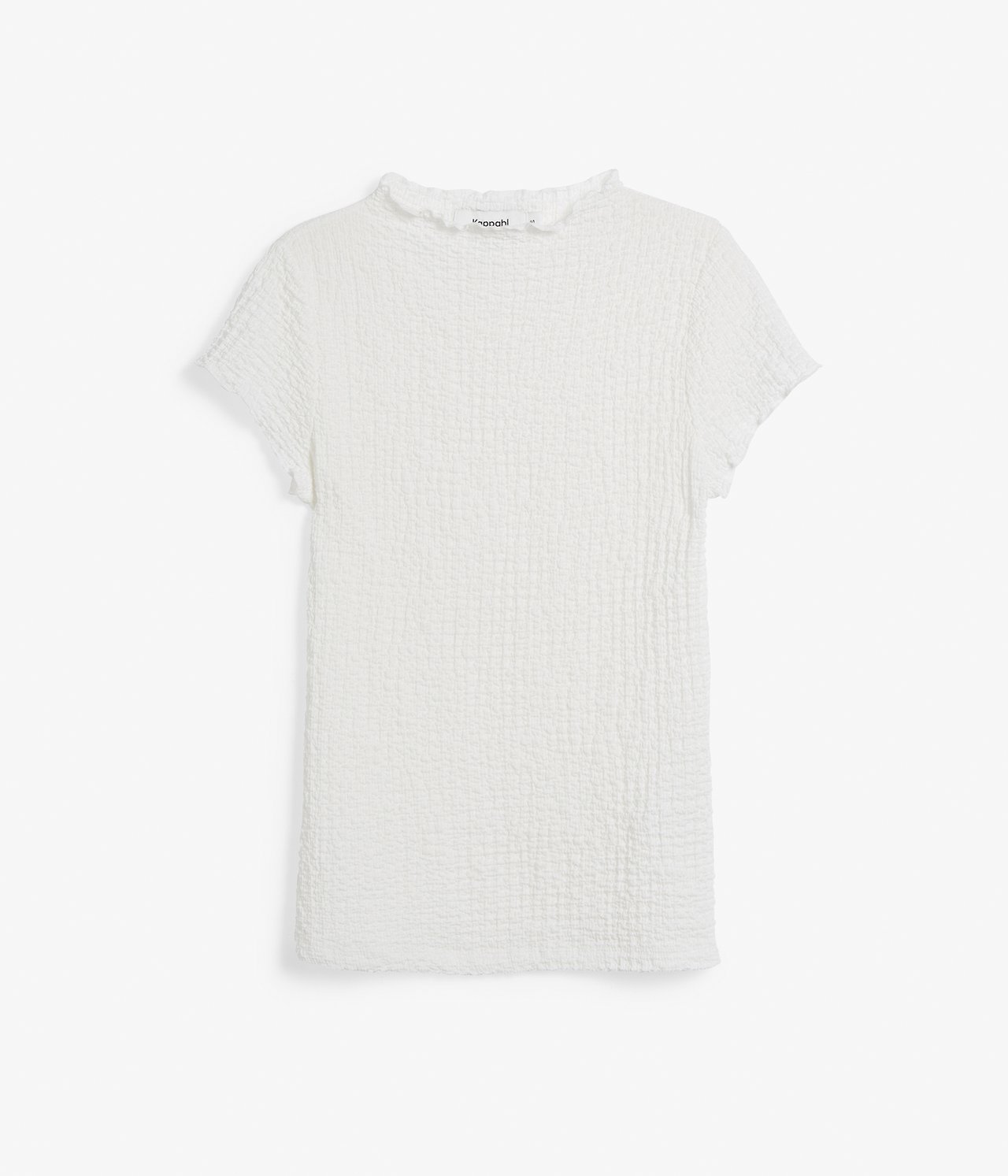 Framifrån: en figurnära offwhite strukturerad T-shirt med kort ärm och volangprydd hög hals.