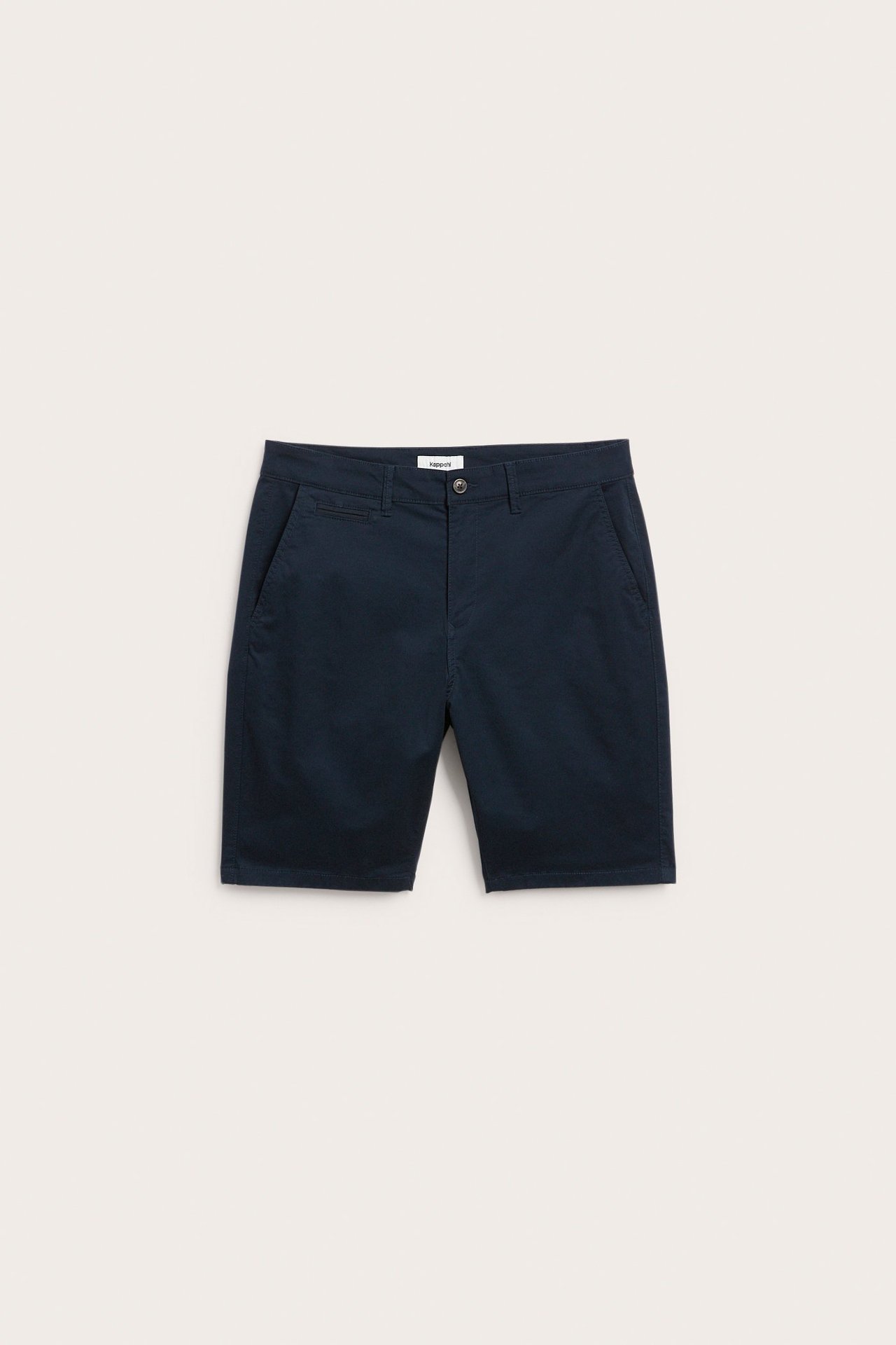Edestä näkymä miesten tummansinisistä puuvilla-elastaani chino-shortseista, joissa nappi ja vetoketju.