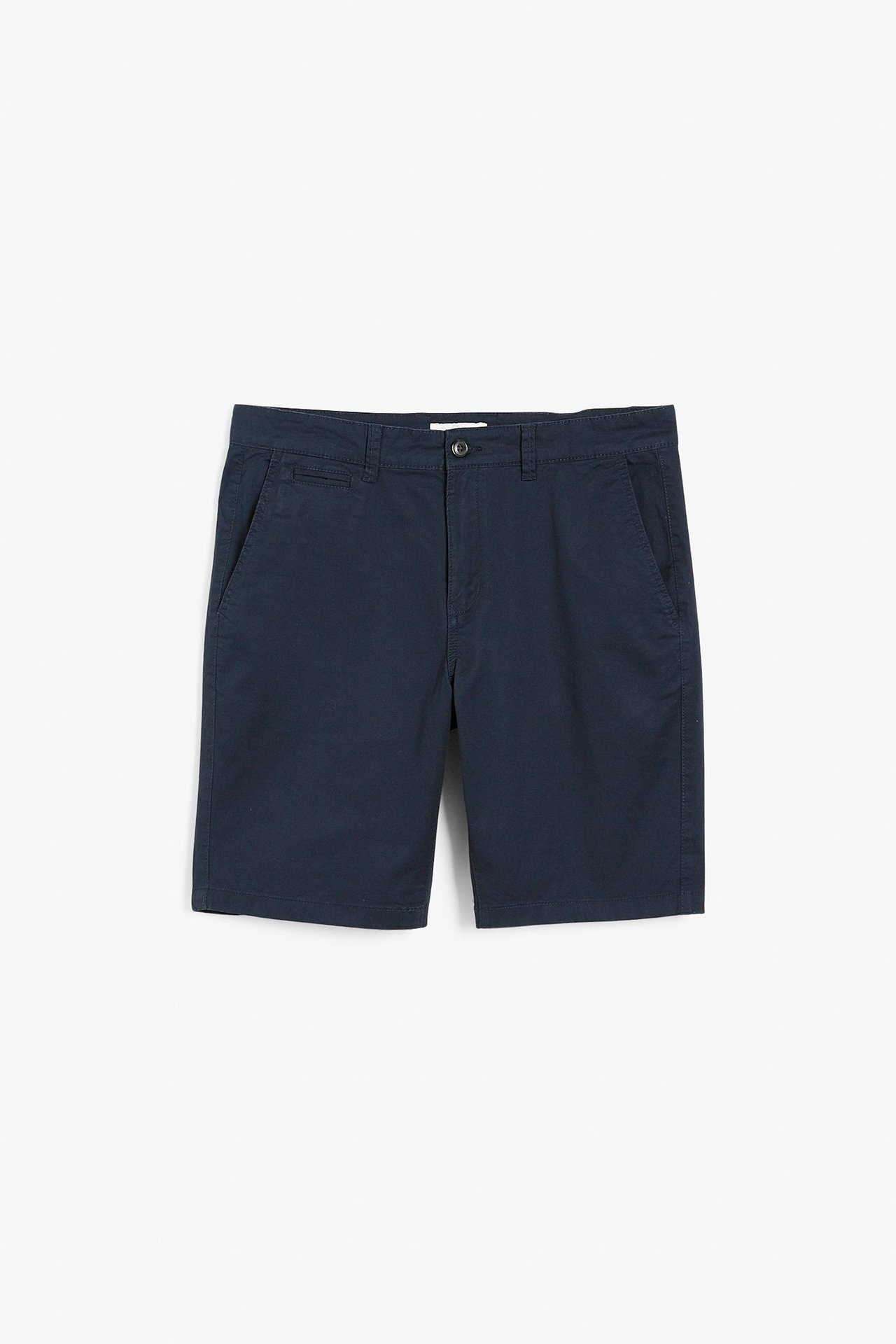Edestä näkymä miesten tummansinisistä puuvillatwill-chinoshortseista, nappi- ja vetoketjukiinnityksellä.