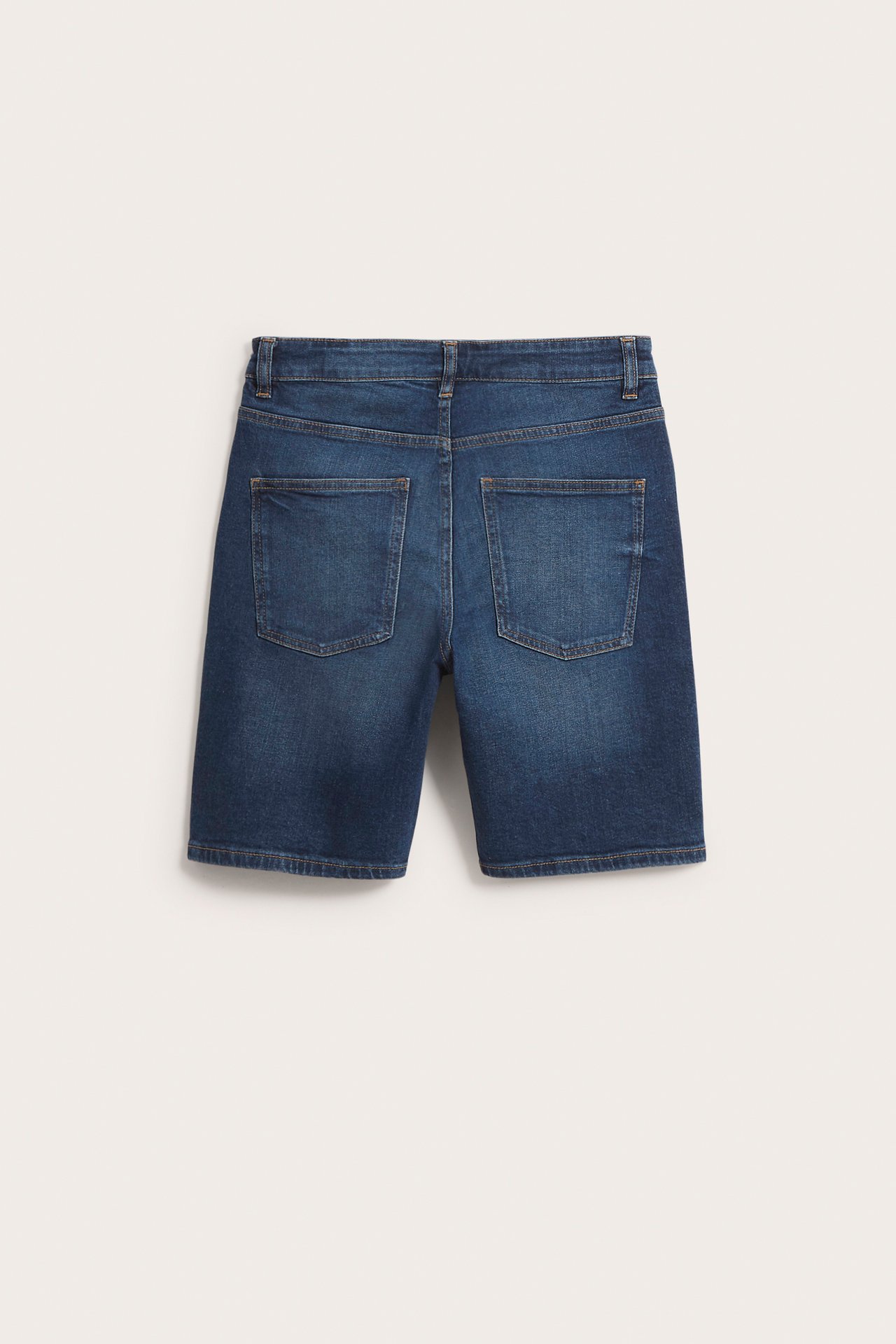 Takaa näkymä tummista denimshortseista lapsille kahdella takataskulla.